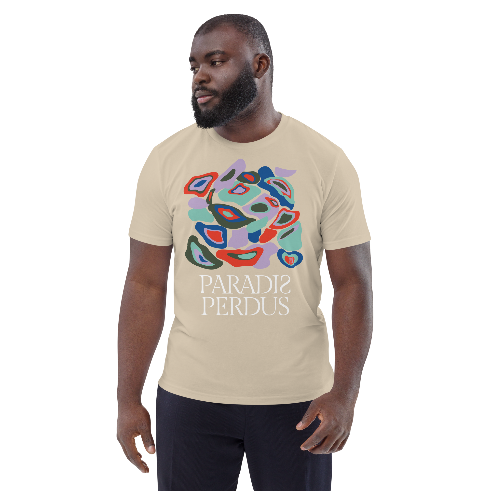 T-shirt en coton bio sable clair imprimé "Panscro" de Paradis Perdus® 5 Le KRUSH workshop boutique T-shirt en coton bio sable clair imprimé “Panscro” de Paradis Perdus® porté par un homme de devant