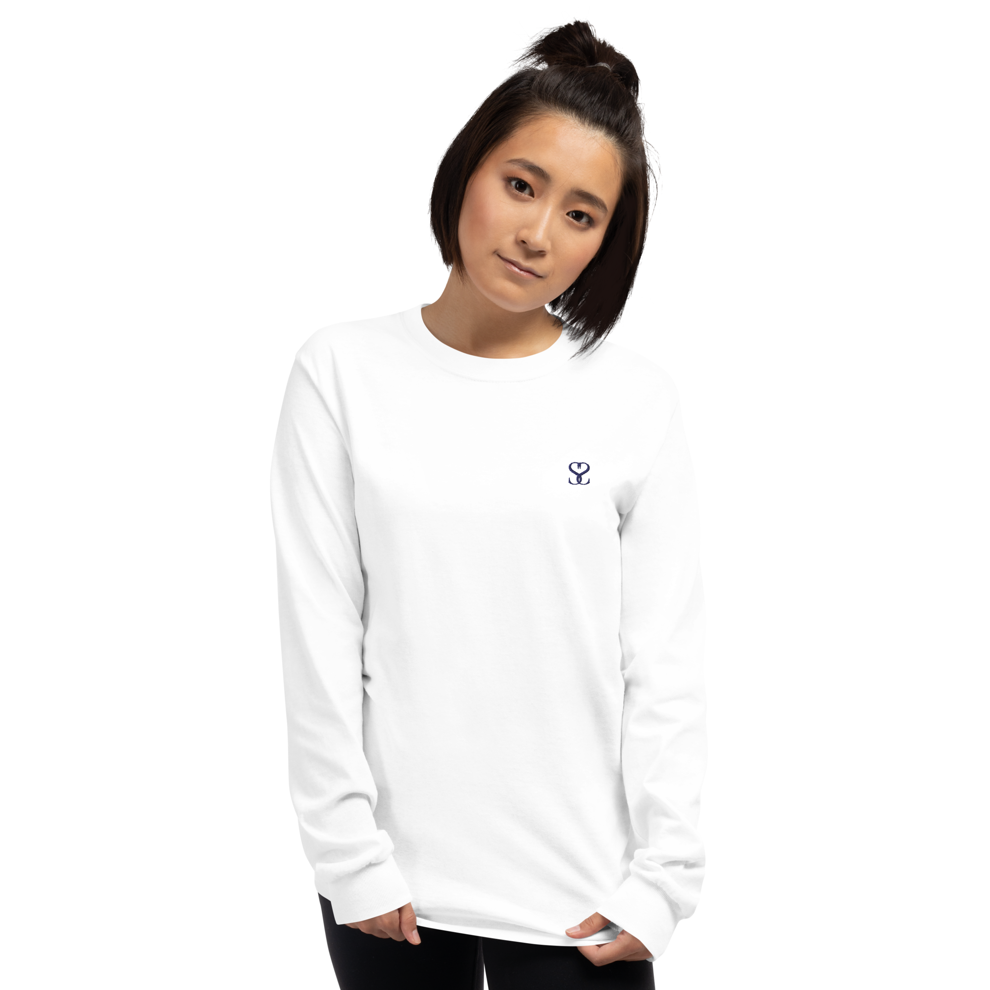 T-shirt manches longues en coton blanc intense brodé monogramme bleu de Paradis Perdus® 5 Le KRUSH workshop boutique T-shirt manches longues en coton blanc intense brodé du monogramme bleu marine de Paradis Perdus® porté par une femme de devant