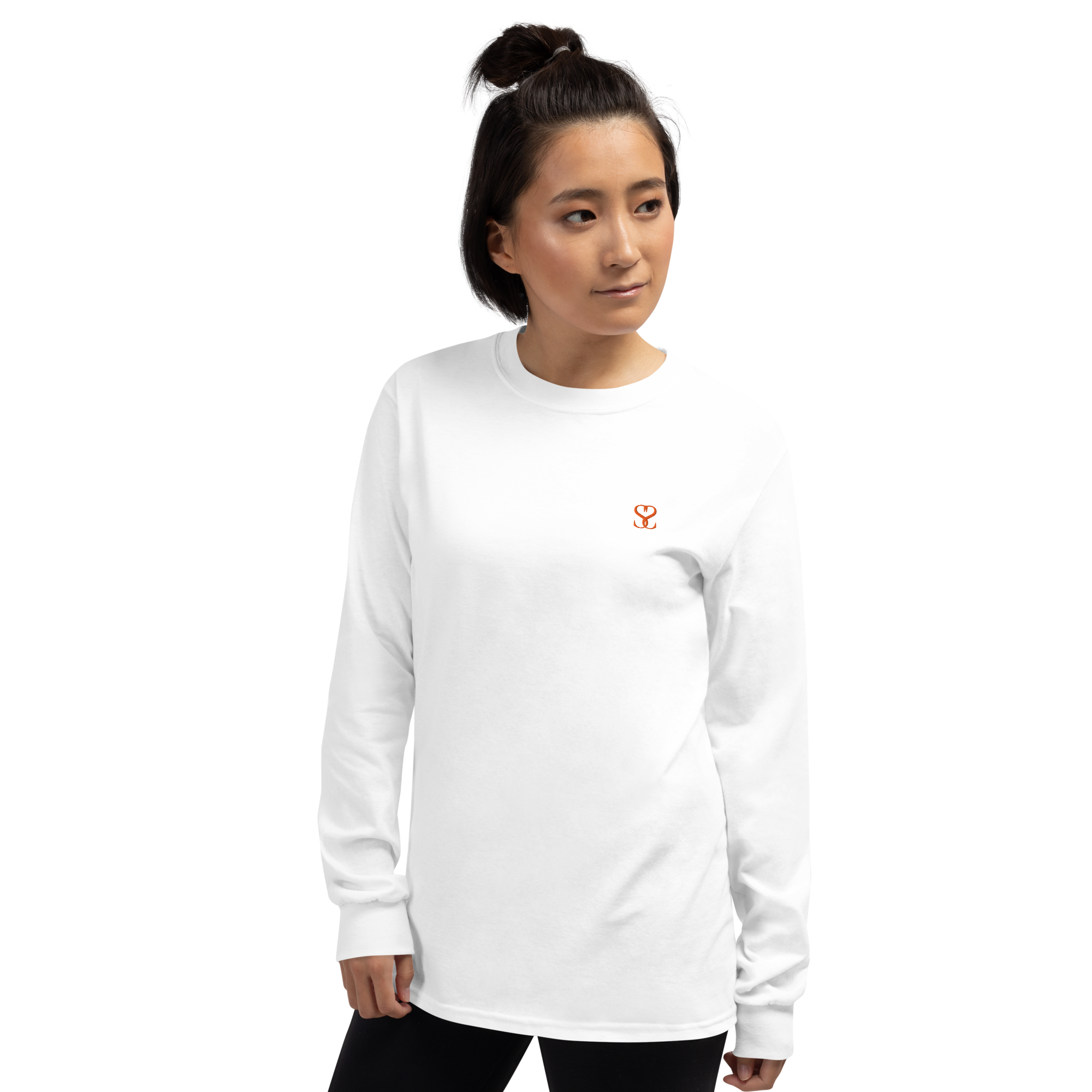 T-shirt manches longues en coton blanc intense brodé monogramme orange de Paradis Perdus® 5 Le KRUSH workshop boutique T-shirt manches longues en coton blanc intense brodé du monogramme orange corail de Paradis Perdus® porté par une femme de devant