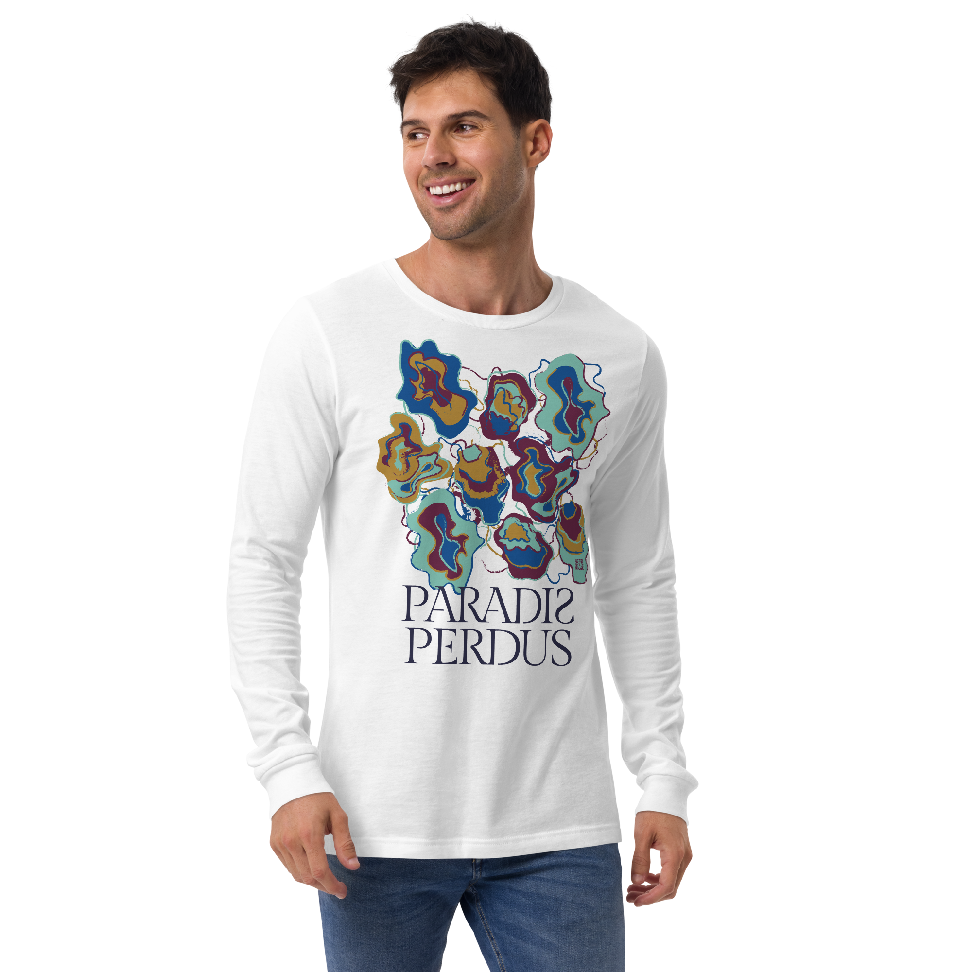 T-shirt manches longues en coton blanc intense imprimé “Sfogliatelle” de Paradis Perdus® 7 Le KRUSH workshop boutique T-shirt manches longues en coton blanc intense imprimé “Sfogliatelle” de Paradis Perdus® porté par un homme de face