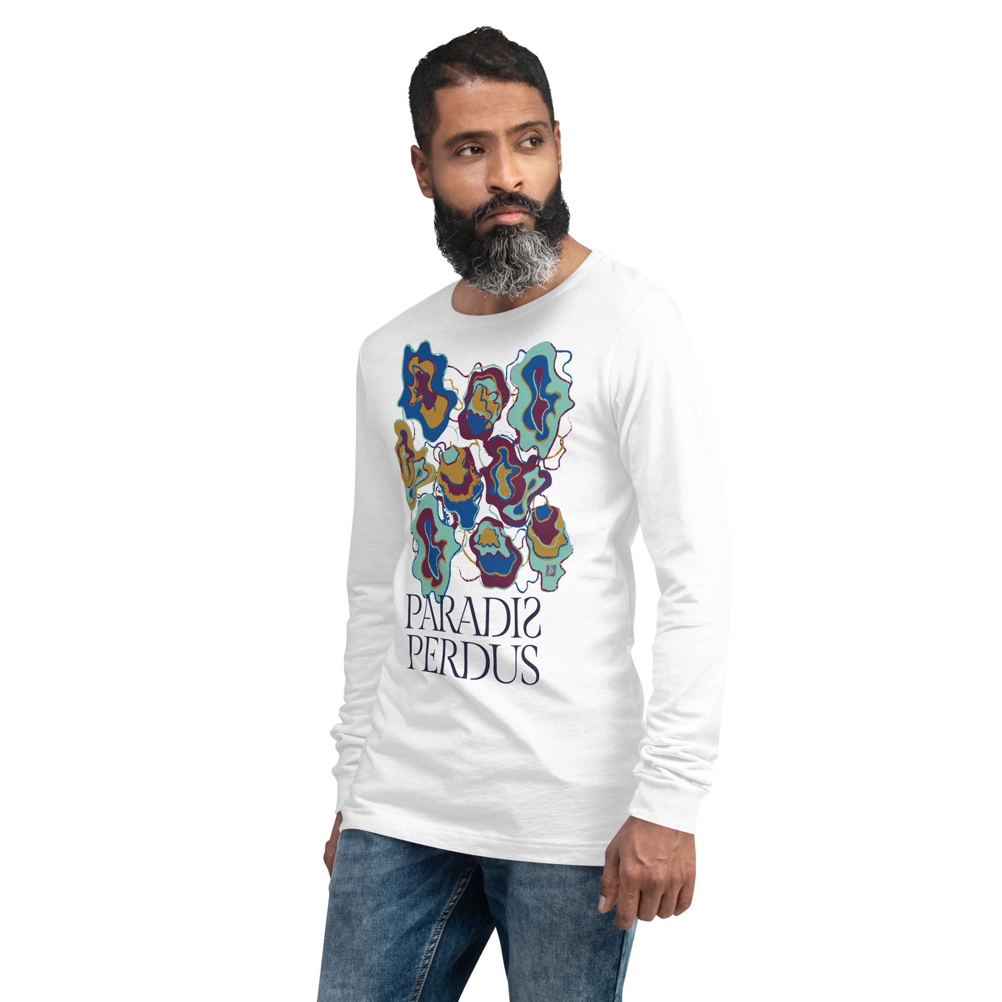 T-shirt manches longues en coton blanc intense imprimé “Sfogliatelle” de Paradis Perdus® 5 Le KRUSH workshop boutique T-shirt manches longues en coton blanc intense imprimé “Sfogliatelle” de Paradis Perdus® porté par un homme de profil