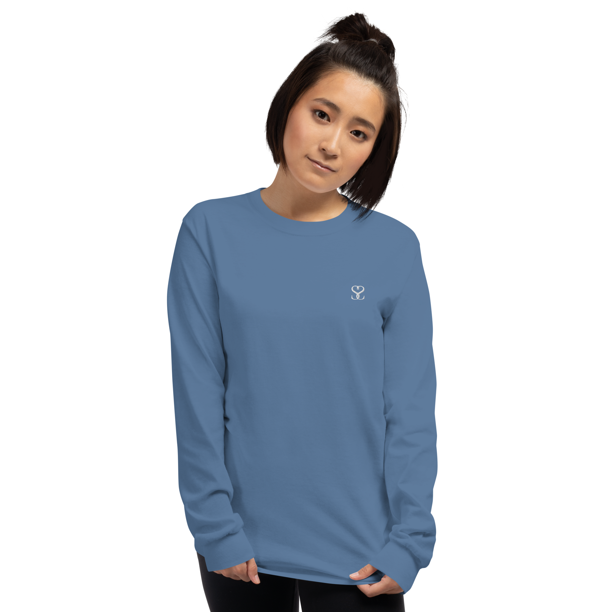 T-shirt manches longues en coton bleu bardeau brodé monogramme blanc de Paradis Perdus® 5 Le KRUSH workshop boutique T-shirt manches longues en coton bleu bardeau brodé du monogramme blanc intense de Paradis Perdus® porté par une femme de face
