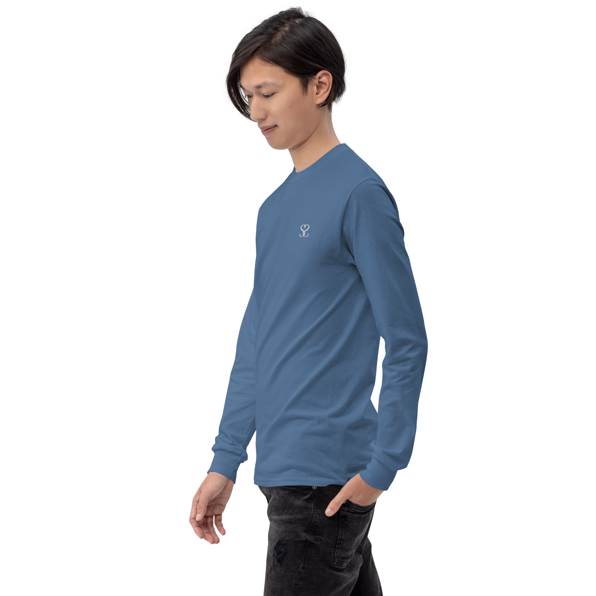 T-shirt manches longues en coton bleu bardeau brodé monogramme blanc de Paradis Perdus® 7 Le KRUSH workshop boutique T-shirt manches longues en coton bleu bardeau brodé du monogramme blanc intense de Paradis Perdus® porté par un homme de profil