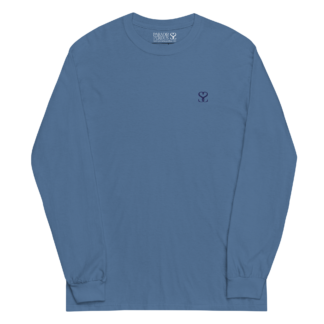 T-shirt manches longues en coton bleu bardeau brodé du monogramme bleu marine de Paradis Perdus® porté de devant