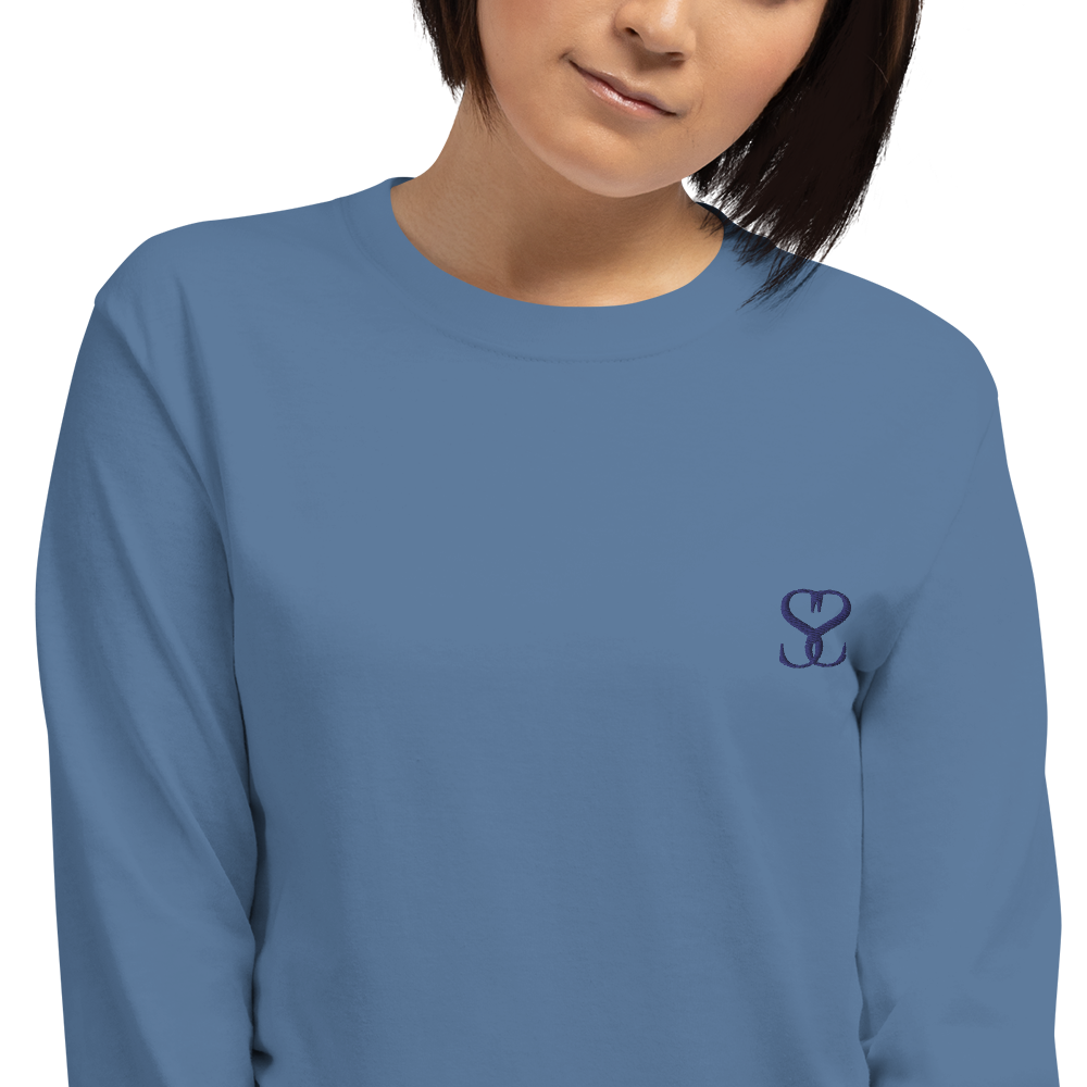 T-shirt manches longues en coton bleu bardeau brodé monogramme bleu de Paradis Perdus® 7 Le KRUSH workshop boutique T-shirt manches longues en coton bleu bardeau brodé du monogramme bleu marine de Paradis Perdus® porté par une femme de face