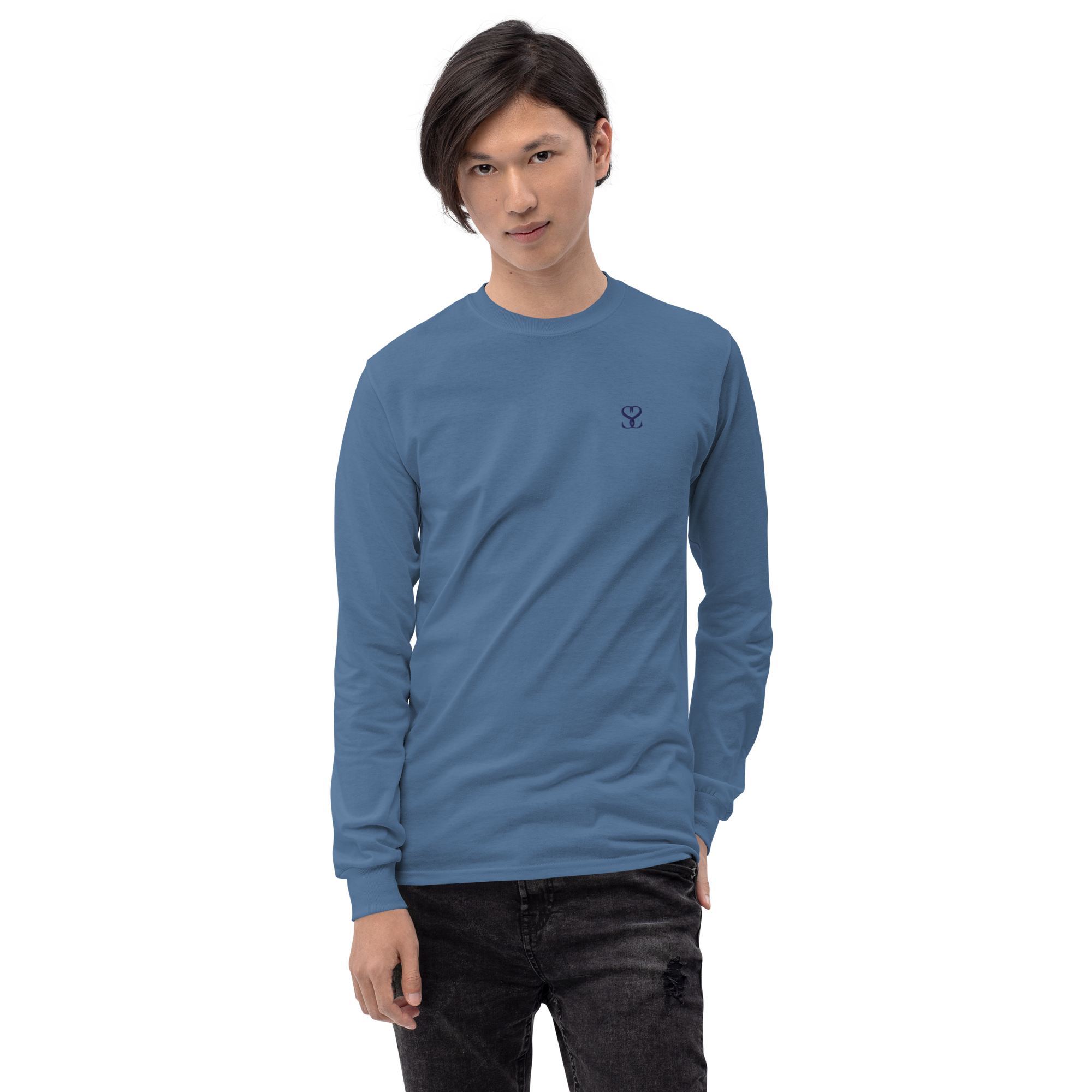 T-shirt manches longues en coton bleu bardeau brodé monogramme bleu de Paradis Perdus® 5 Le KRUSH workshop boutique T-shirt manches longues en coton bleu bardeau brodé du monogramme bleu marine de Paradis Perdus® porté par un homme de face