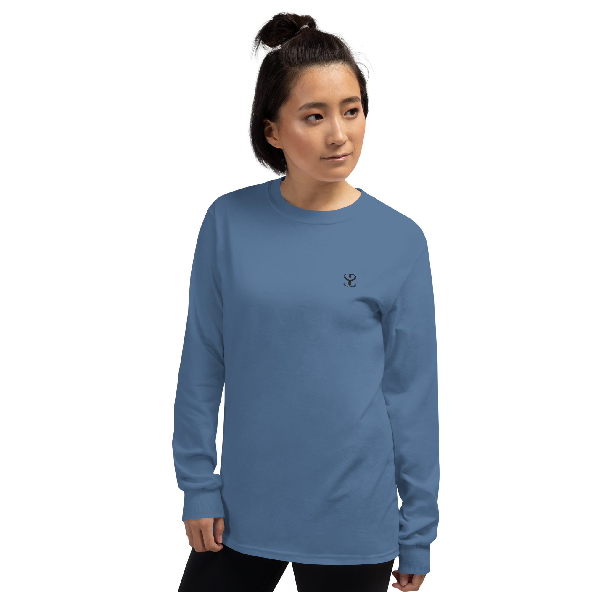 T-shirt manches longues en coton bleu bardeau brodé monogramme noir de Paradis Perdus® 5 Le KRUSH workshop boutique T-shirt manches longues en coton bleu bardeau brodé du monogramme noir profond de Paradis Perdus® porté par une femme de face