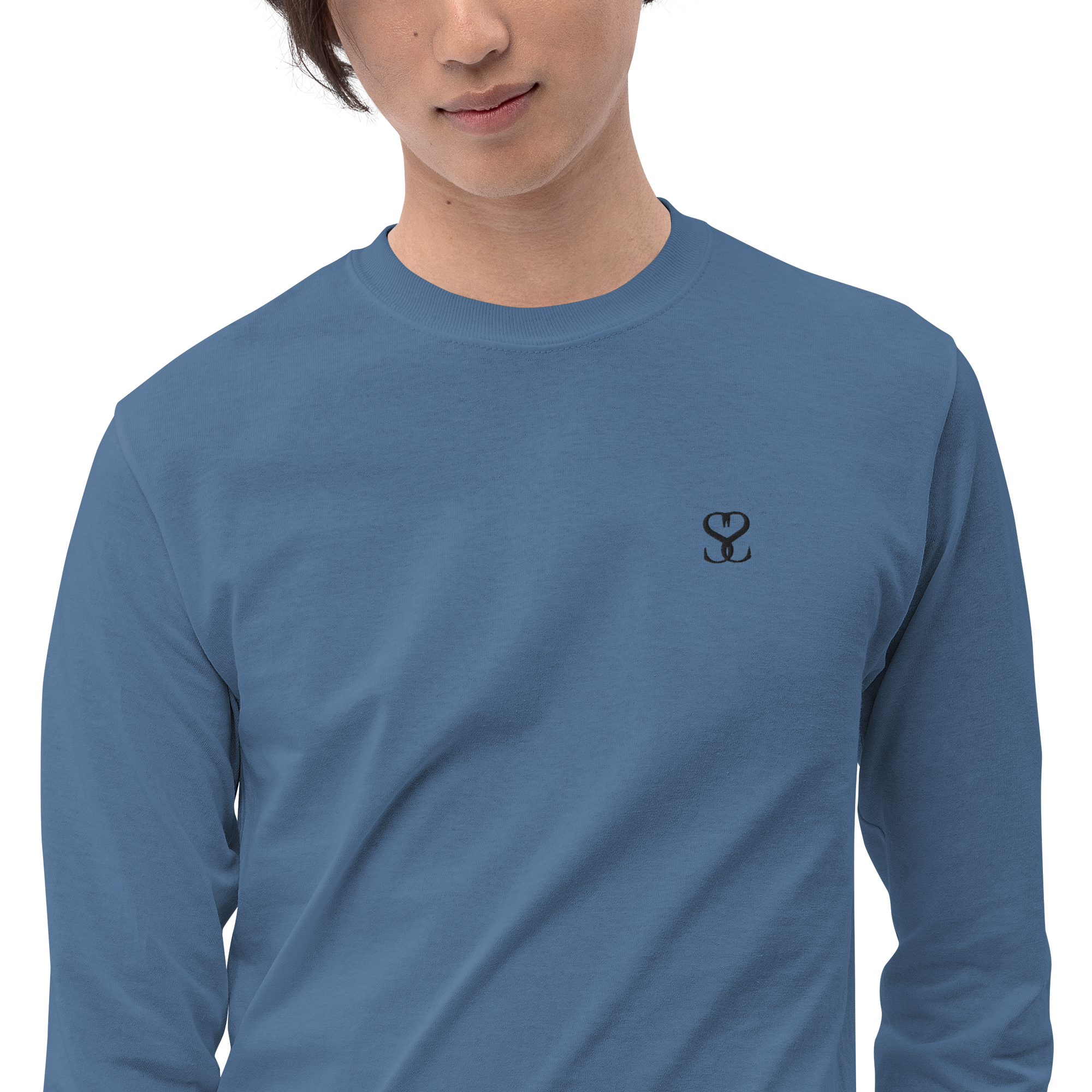 T-shirt manches longues en coton bleu bardeau brodé monogramme noir de Paradis Perdus® 7 Le KRUSH workshop boutique T-shirt manches longues en coton bleu bardeau brodé du monogramme noir profond de Paradis Perdus® porté par un homme de face