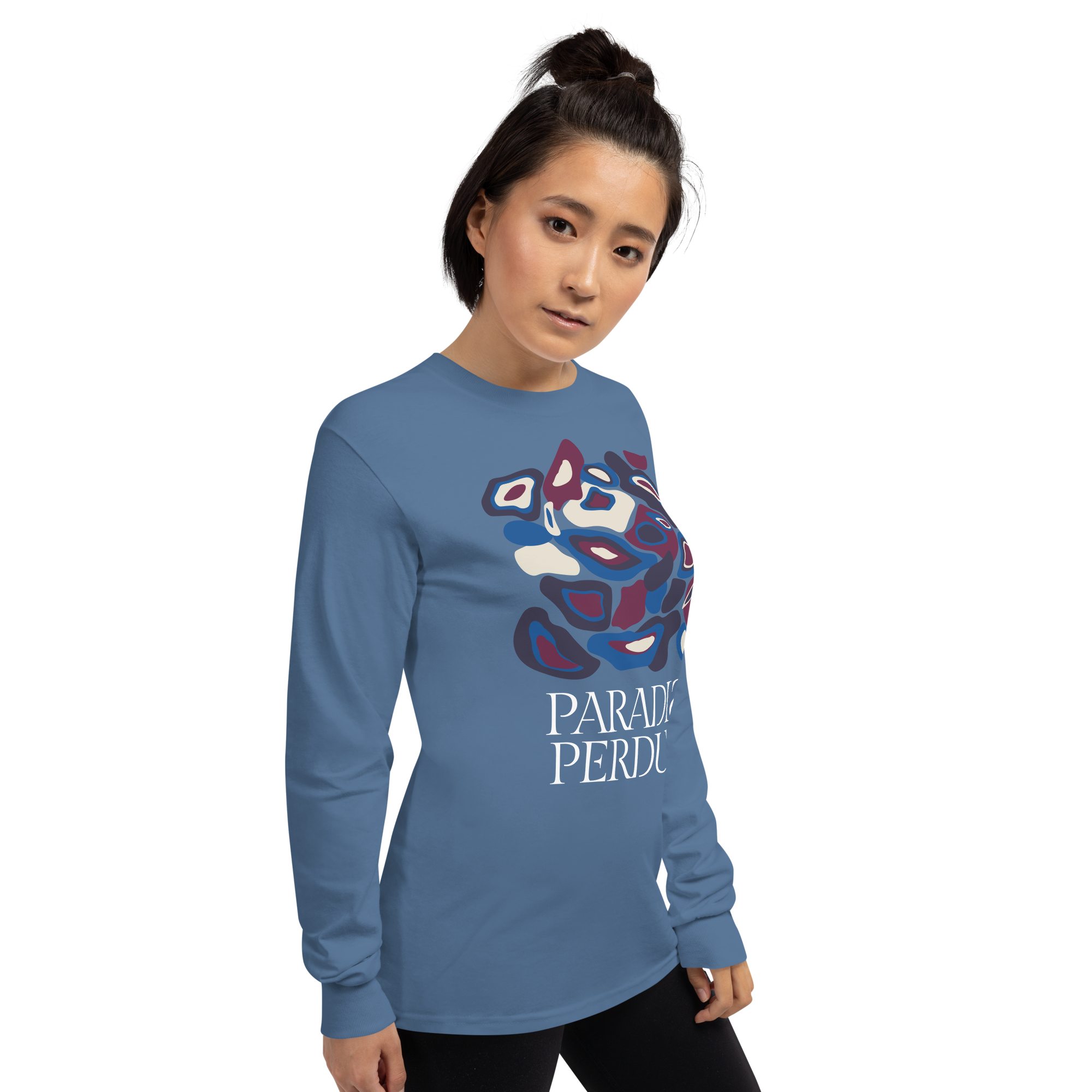T-shirt manches longues en coton bleu bardeau imprimé “Panscro” de Paradis Perdus® 7 Le KRUSH workshop boutique T-shirt manches longues en coton bleu bardeau imprimé “Panscro” de Paradis Perdus® porté par une femme de face