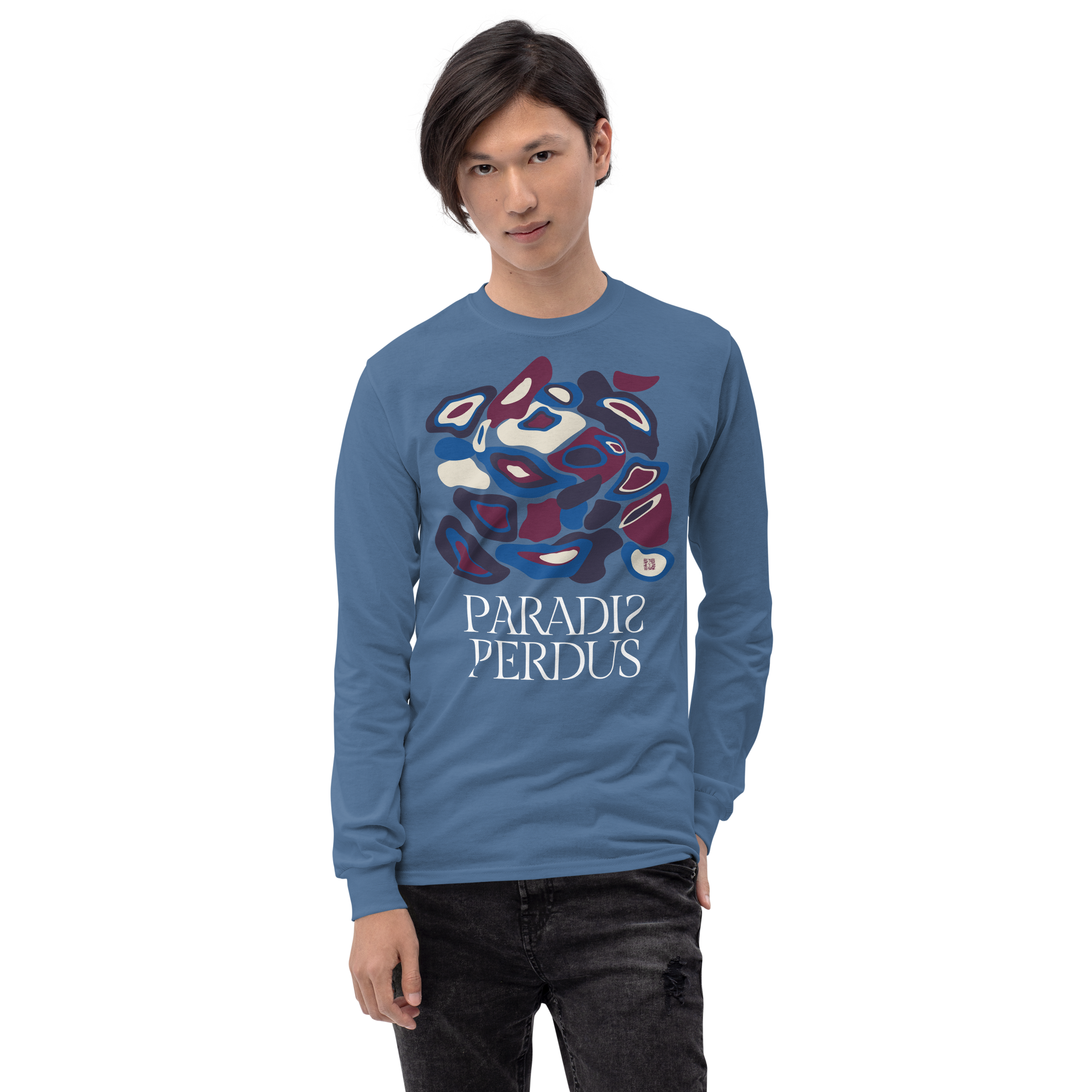 T-shirt manches longues en coton bleu bardeau imprimé “Panscro” de Paradis Perdus® 5 Le KRUSH workshop boutique T-shirt manches longues en coton bleu bardeau imprimé “Panscro” de Paradis Perdus® porté par un homme de face
