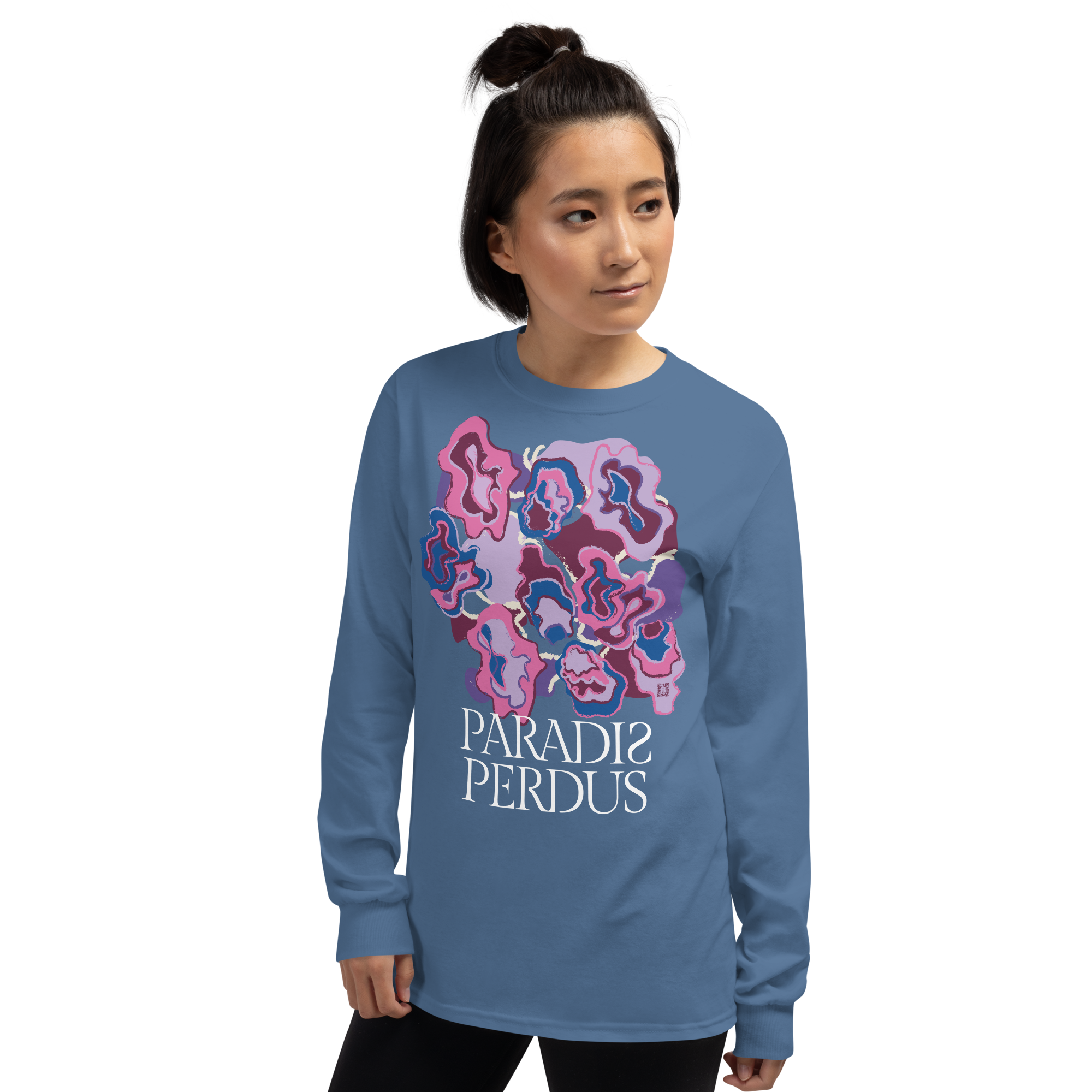 T-shirt manches longues en coton bleu bardeau imprimé “Sfogliatelle” de Paradis Perdus® 5 Le KRUSH workshop boutique T-shirt manches longues en coton bleu bardeau imprimé “Sfogliatelle” de Paradis Perdus® porté par une femme de face