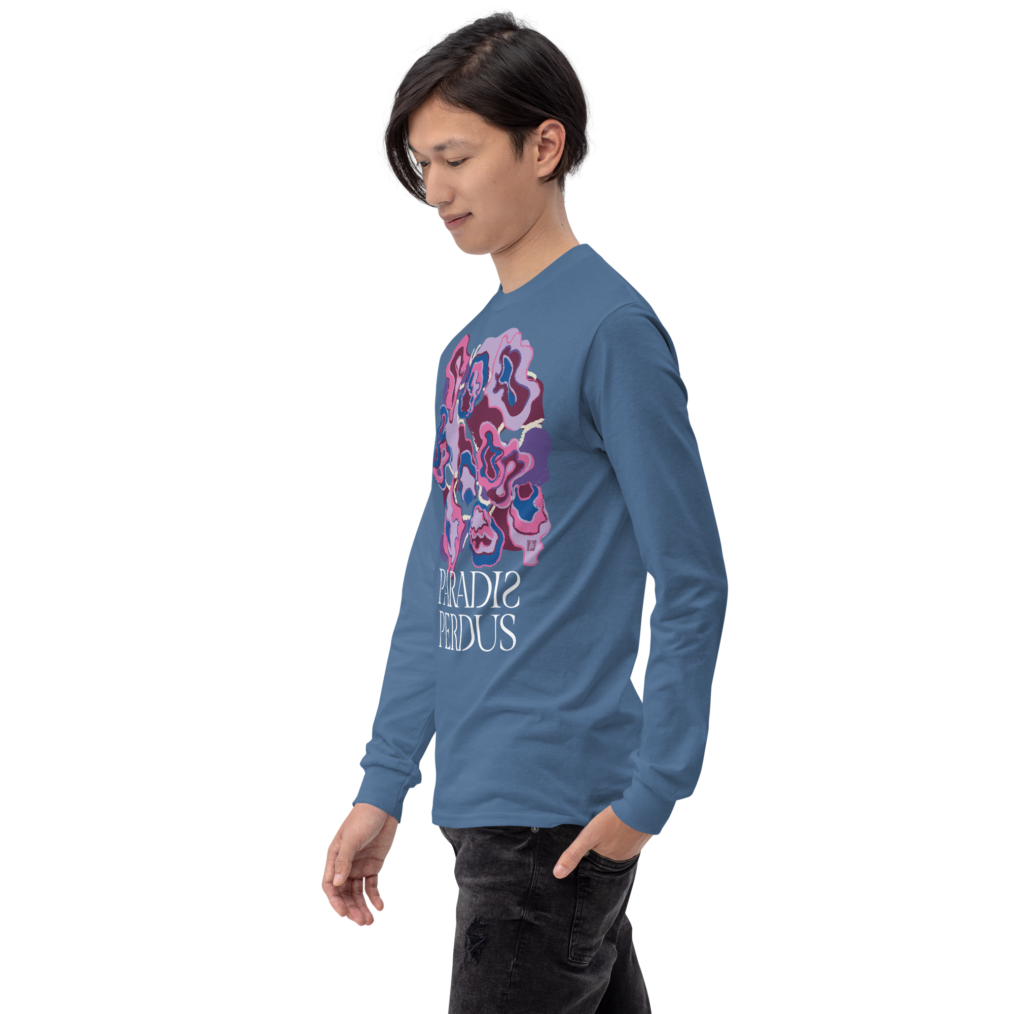 T-shirt manches longues en coton bleu bardeau imprimé “Sfogliatelle” de Paradis Perdus® 7 Le KRUSH workshop boutique T-shirt manches longues en coton bleu bardeau imprimé “Sfogliatelle” de Paradis Perdus® porté par un homme de profil