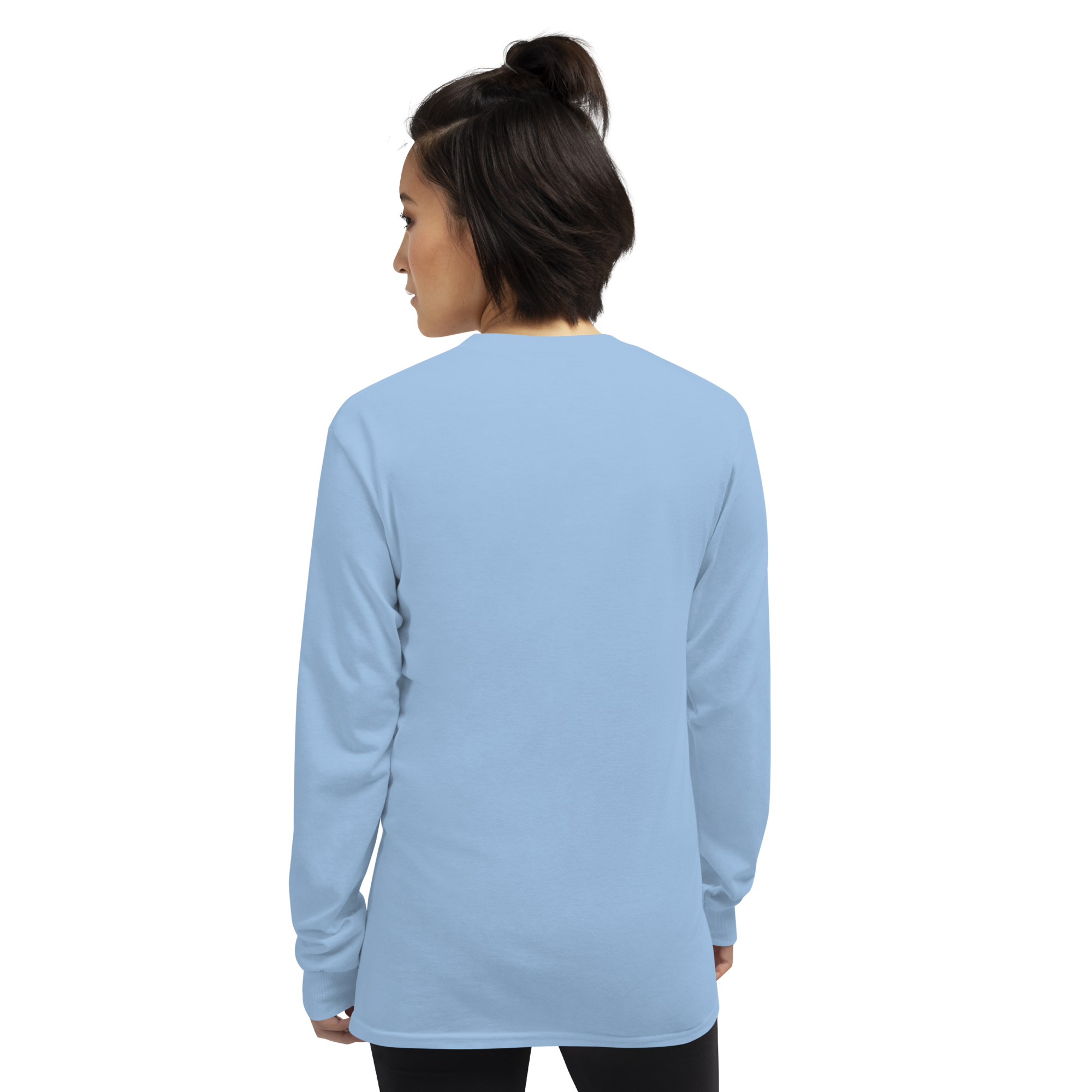 T-shirt manches longues en coton bleu ciel brodé monogramme blanc de Paradis Perdus® 6 Le KRUSH workshop boutique T-shirt manches longues en coton bleu ciel brodé du monogramme blanc intense de Paradis Perdus® porté par une femme de dos