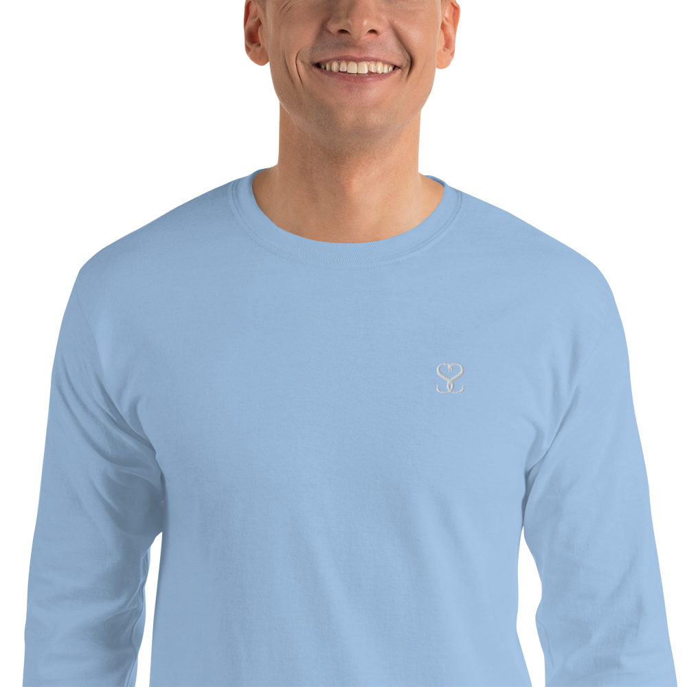 T-shirt manches longues en coton bleu ciel brodé monogramme blanc de Paradis Perdus® 7 Le KRUSH workshop boutique T-shirt manches longues en coton bleu ciel brodé du monogramme blanc intense de Paradis Perdus® porté par un homme de face