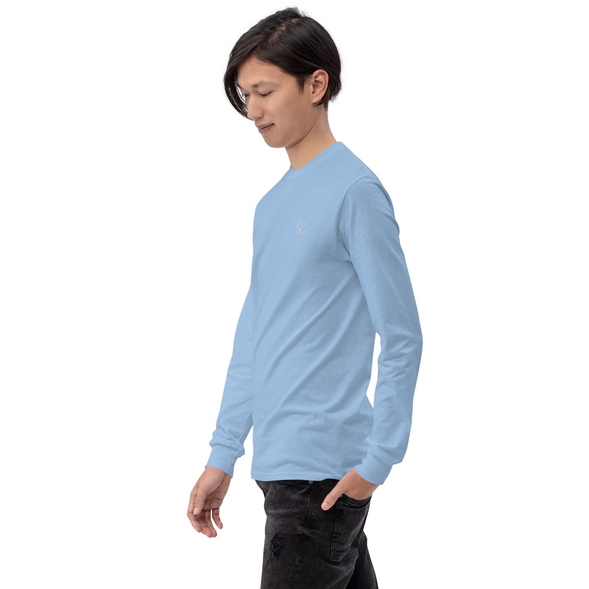 T-shirt manches longues en coton bleu ciel brodé monogramme blanc de Paradis Perdus® 5 Le KRUSH workshop boutique T-shirt manches longues en coton bleu ciel brodé du monogramme blanc intense de Paradis Perdus® porté par un homme de profil
