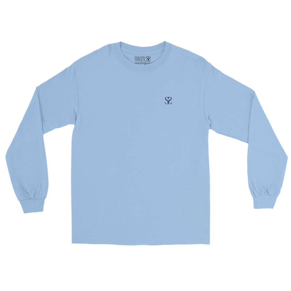 T-shirt manches longues en coton bleu ciel brodé monogramme bleu de Paradis Perdus® 3 Le KRUSH workshop boutique T-shirt manches longues en coton bleu ciel brodé du monogramme bleu marine de Paradis Perdus® posé à plat devant