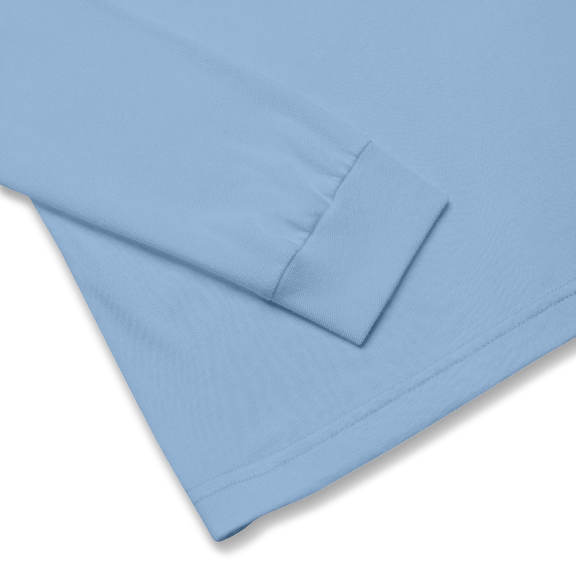 T-shirt manches longues en coton bleu ciel brodé monogramme bleu de Paradis Perdus® 8 Le KRUSH workshop boutique T-shirt manches longues en coton bleu ciel brodé du monogramme bleu marine de Paradis Perdus® présenté en gros plan des finitions