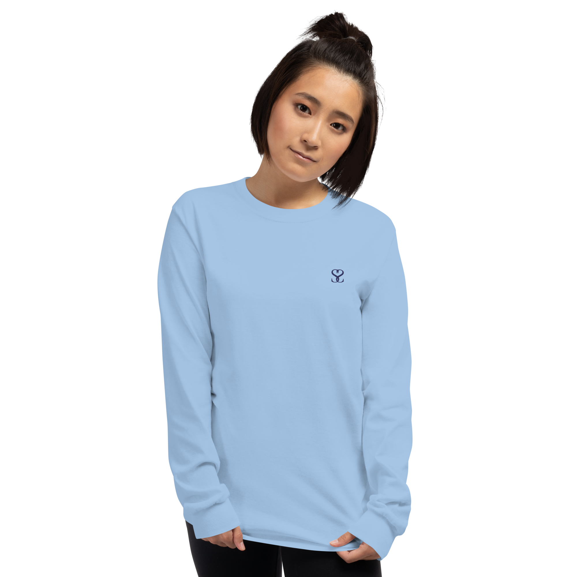 T-shirt manches longues en coton bleu ciel brodé monogramme bleu de Paradis Perdus® 5 Le KRUSH workshop boutique T-shirt manches longues en coton bleu ciel brodé du monogramme bleu marine de Paradis Perdus® porté par une femme de face