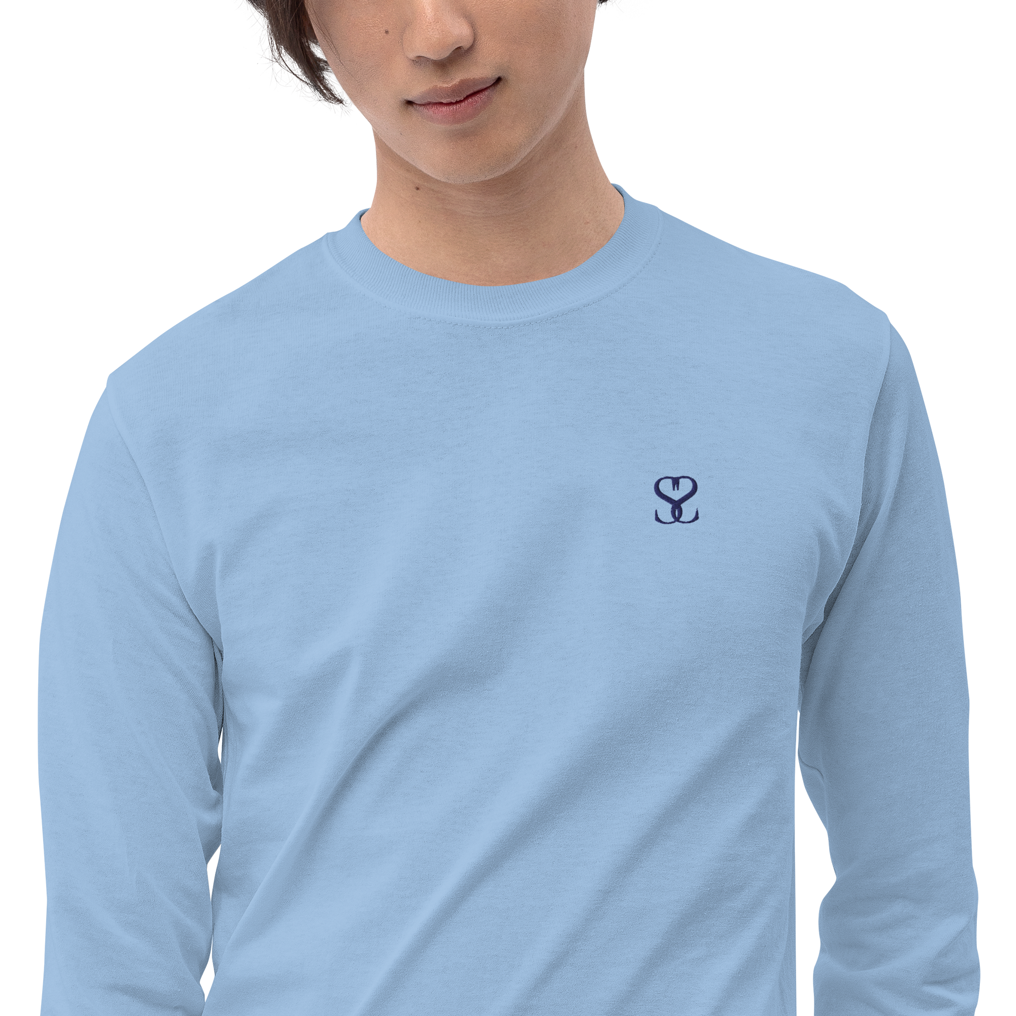 T-shirt manches longues en coton bleu ciel brodé monogramme bleu de Paradis Perdus® 7 Le KRUSH workshop boutique T-shirt manches longues en coton bleu ciel brodé du monogramme bleu marine de Paradis Perdus® porté par un homme de devant