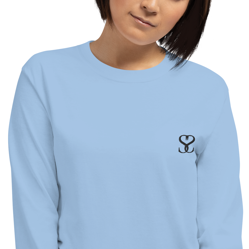 T-shirt manches longues en coton bleu ciel brodé monogramme noir de Paradis Perdus® 7 Le KRUSH workshop boutique T-shirt manches longues en coton bleu ciel brodé du monogramme noir profond de Paradis Perdus® porté par une femme de devant