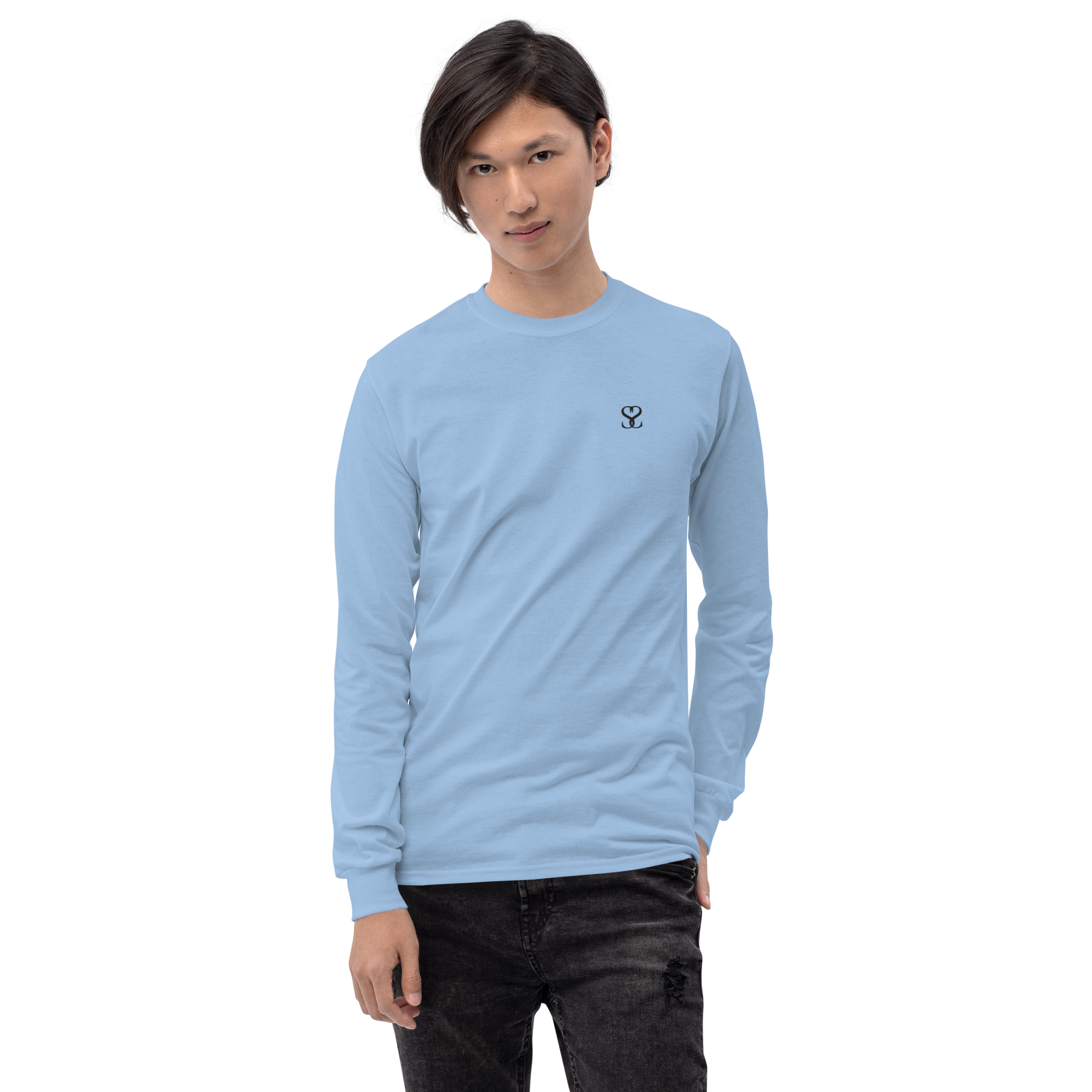 T-shirt manches longues en coton bleu ciel brodé monogramme noir de Paradis Perdus® 5 Le KRUSH workshop boutique T-shirt manches longues en coton bleu ciel brodé du monogramme noir profond de Paradis Perdus® porté par un homme de face