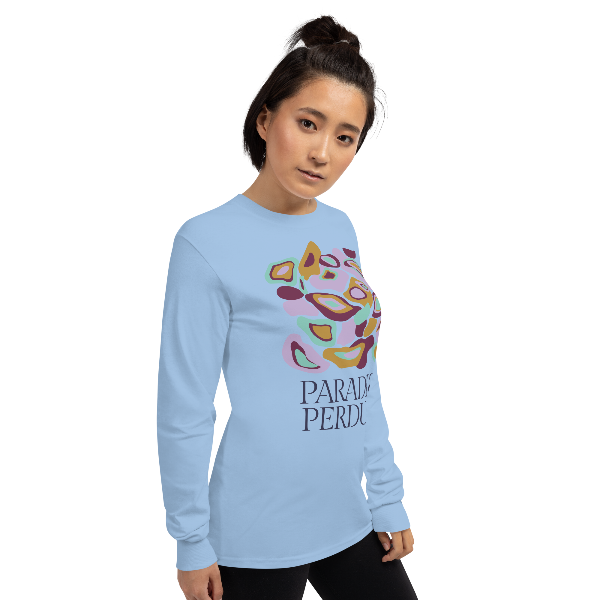 T-shirt manches longues en coton bleu ciel imprimé “Panscro” de Paradis Perdus® 5 Le KRUSH workshop boutique T-shirt manches longues en coton bleu ciel imprimé “Panscro” de Paradis Perdus® porté par une femme de profil