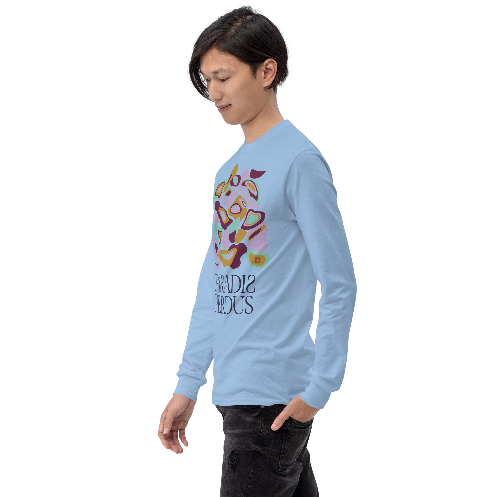 T-shirt manches longues en coton bleu ciel imprimé “Panscro” de Paradis Perdus® 7 Le KRUSH workshop boutique T-shirt manches longues en coton bleu ciel imprimé “Panscro” de Paradis Perdus® porté par un homme de profil