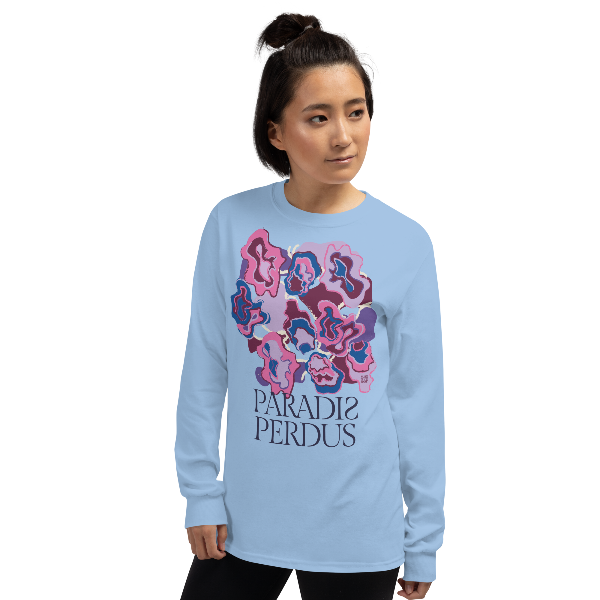 T-shirt manches longues en coton bleu ciel imprimé “Sfogliatelle” de Paradis Perdus® 7 Le KRUSH workshop boutique T-shirt manches longues en coton bleu ciel imprimé “Sfogliatelle” de Paradis Perdus® porté par une femme de profil