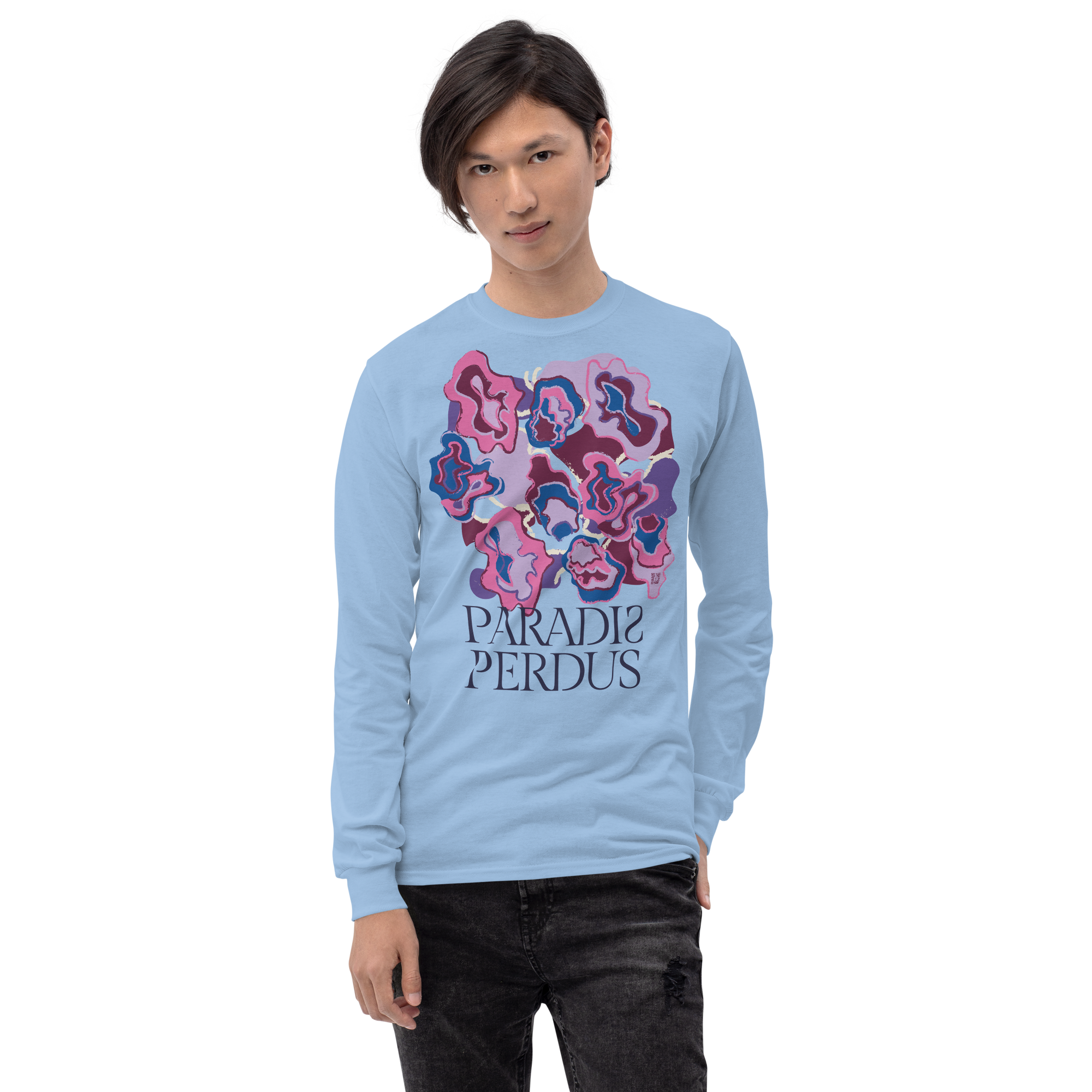 T-shirt manches longues en coton bleu ciel imprimé “Sfogliatelle” de Paradis Perdus® 5 Le KRUSH workshop boutique T-shirt manches longues en coton bleu ciel imprimé “Sfogliatelle” de Paradis Perdus® porté par un homme de face