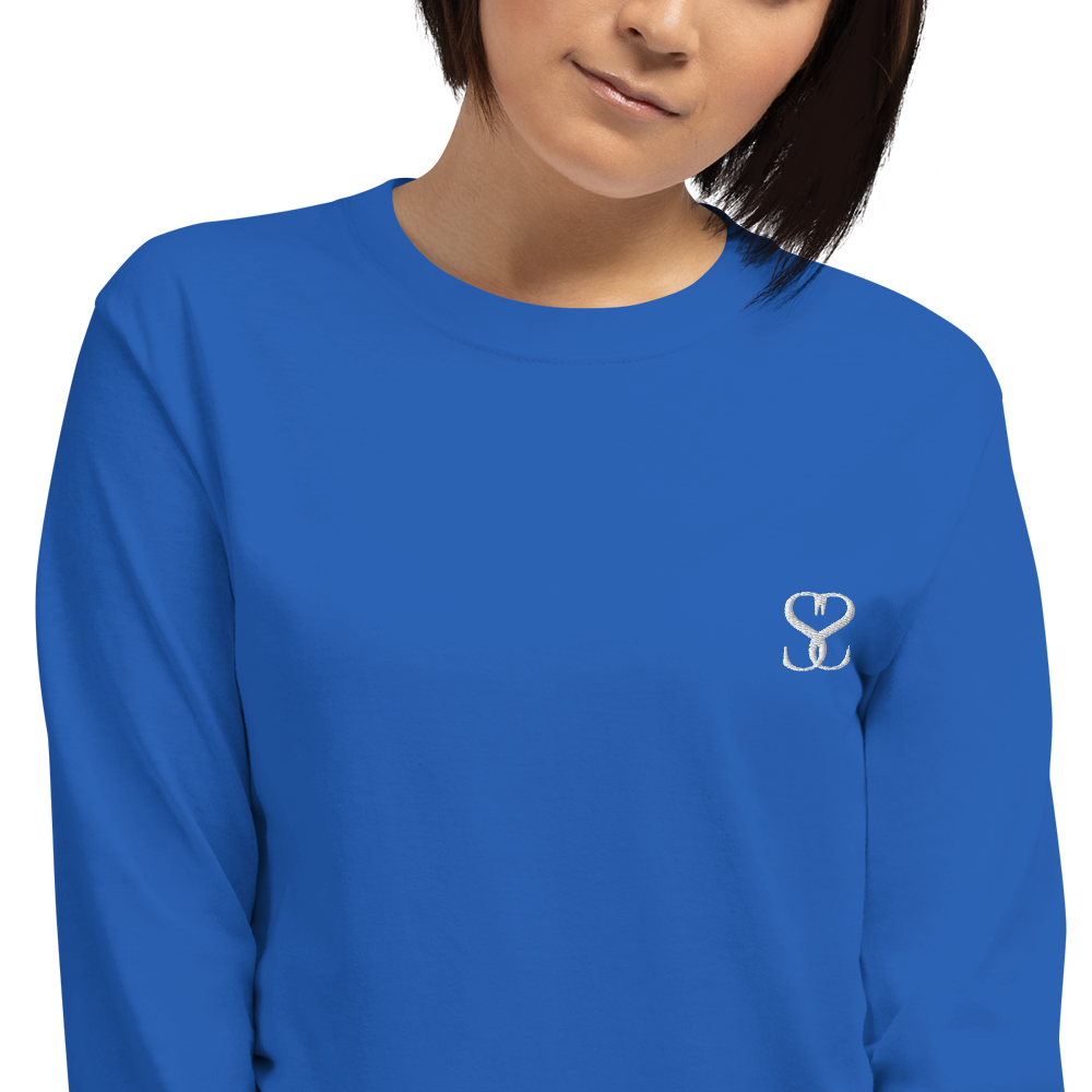 T-shirt manches longues en coton bleu outremer brodé monogramme blanc de Paradis Perdus® 7 Le KRUSH workshop boutique T-shirt manches longues en coton bleu outremer brodé du monogramme blanc intense de Paradis Perdus® porté par une femme de face