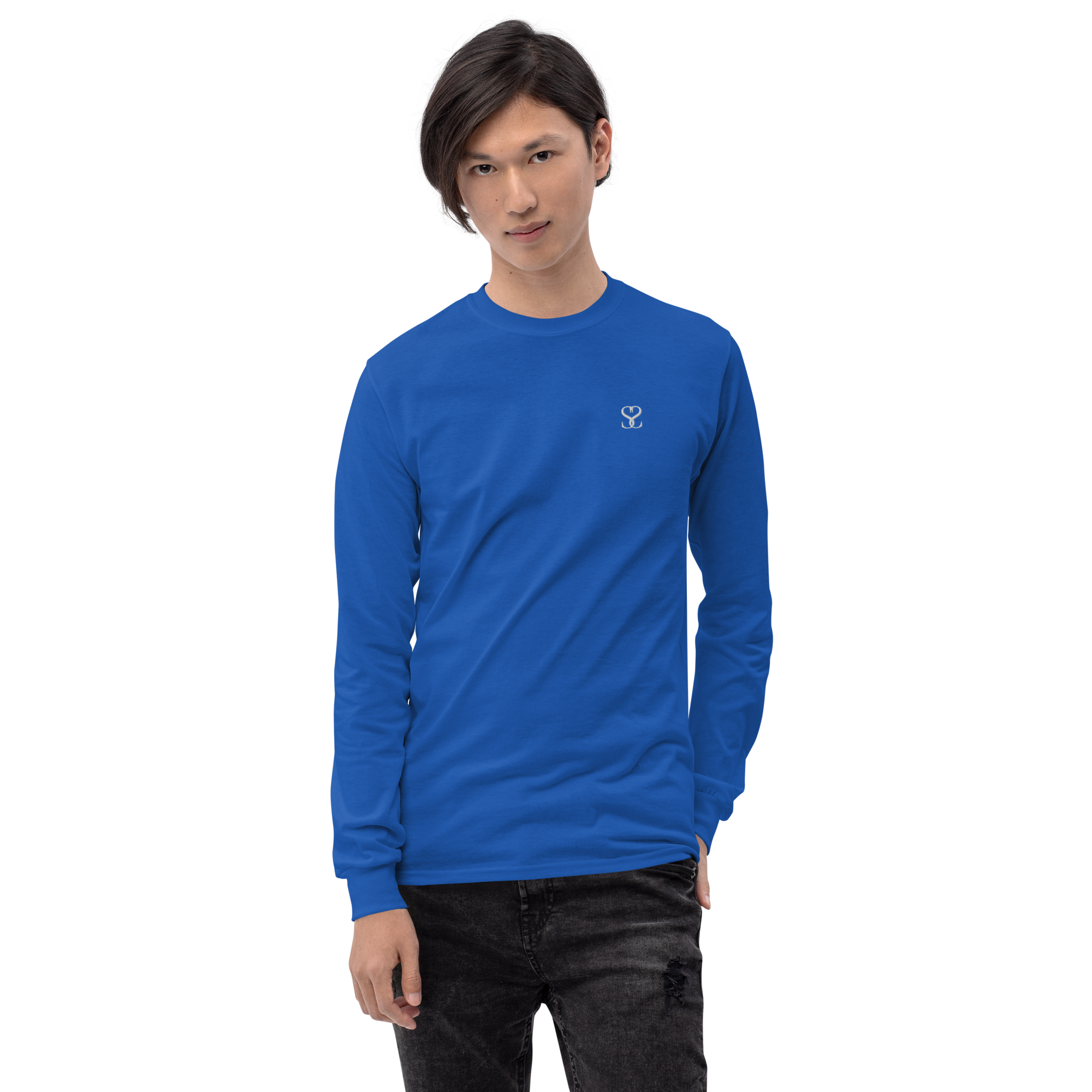 T-shirt manches longues en coton bleu outremer brodé monogramme blanc de Paradis Perdus® 5 Le KRUSH workshop boutique T-shirt manches longues en coton bleu outremer brodé du monogramme blanc intense de Paradis Perdus® porté par un homme de face