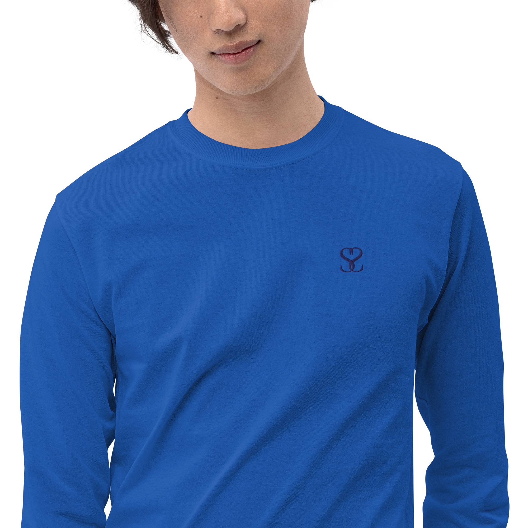 T-shirt manches longues en coton bleu outremer brodé monogramme bleu de Paradis Perdus® 7 Le KRUSH workshop boutique T-shirt manches longues en coton bleu outremer brodé du monogramme bleu marine de Paradis Perdus® porté par un homme de face
