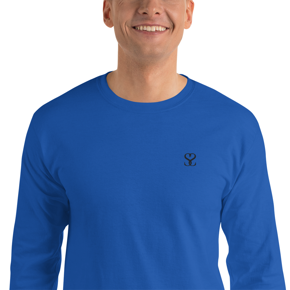 T-shirt manches longues en coton bleu outremer brodé monogramme noir de Paradis Perdus® 7 Le KRUSH workshop boutique T-shirt manches longues en coton bleu outremer brodé du monogramme noir profond de Paradis Perdus® porté par un homme de face