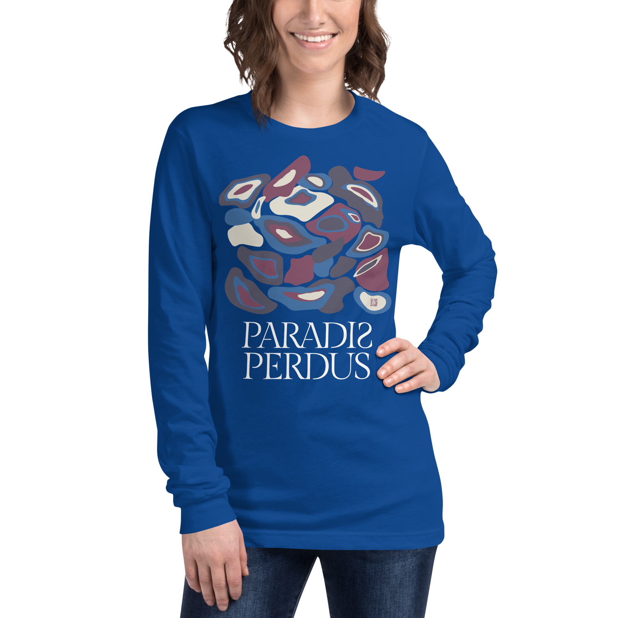 T-shirt manches longues en coton bleu outremer imprimé “Panscro” de Paradis Perdus® 7 Le KRUSH workshop boutique T-shirt manches longues en coton bleu outremer imprimé “Panscro” de Paradis Perdus® porté par une femme de face