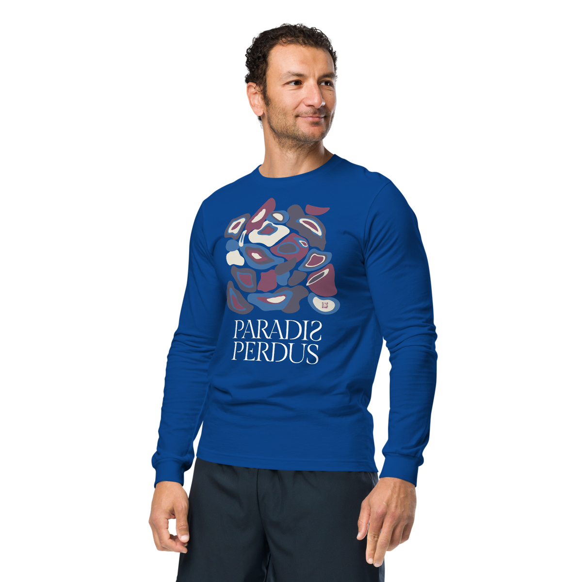 T-shirt manches longues en coton bleu outremer imprimé “Panscro” de Paradis Perdus® 5 Le KRUSH workshop boutique T-shirt manches longues en coton bleu outremer imprimé “Panscro” de Paradis Perdus® porté par un homme de face