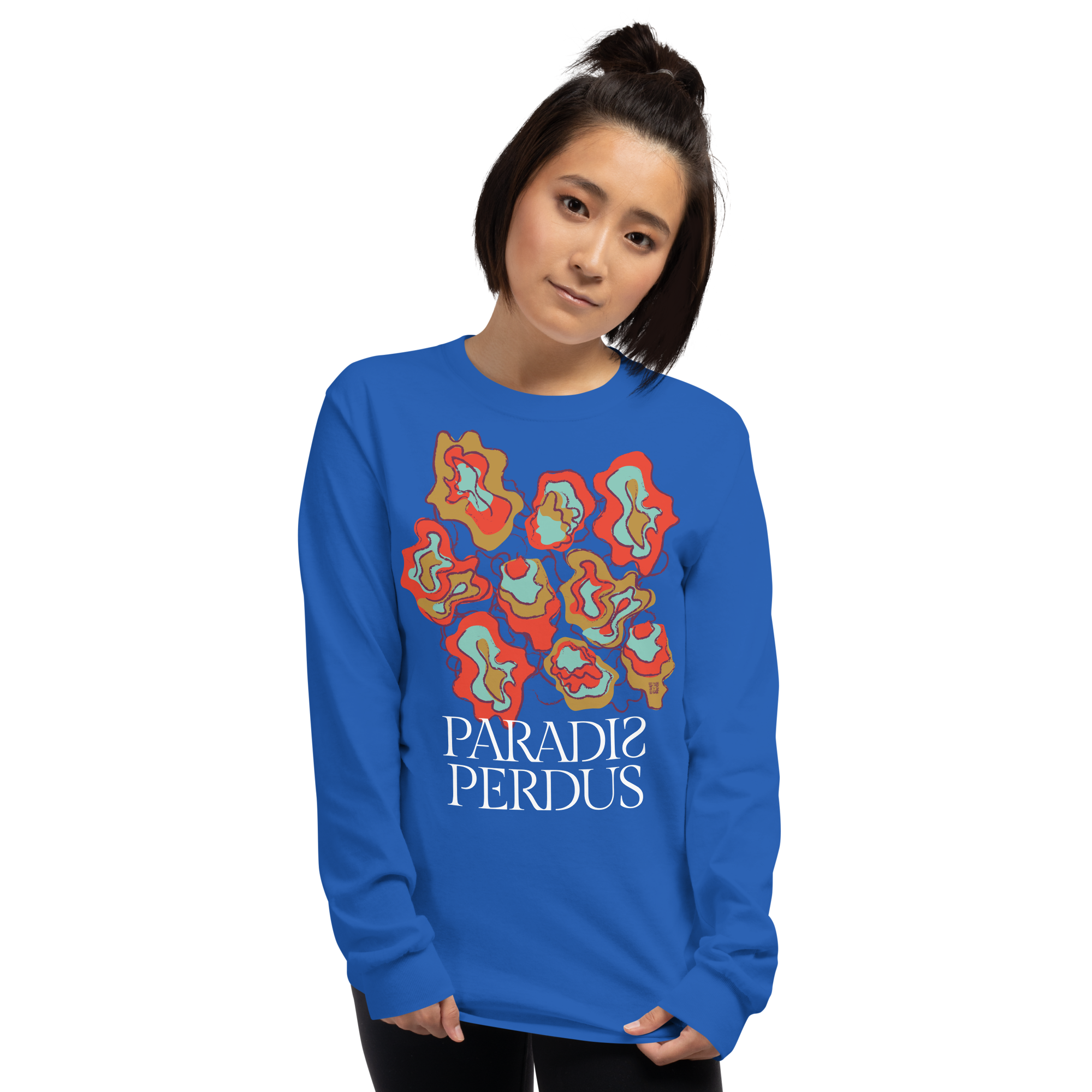 T-shirt manches longues en coton bleu outremer imprimé “Sfogliatelle” de Paradis Perdus® 5 Le KRUSH workshop boutique T-shirt manches longues en coton bleu outremer imprimé “Sfogliatelle” de Paradis Perdus® porté par une femme de face