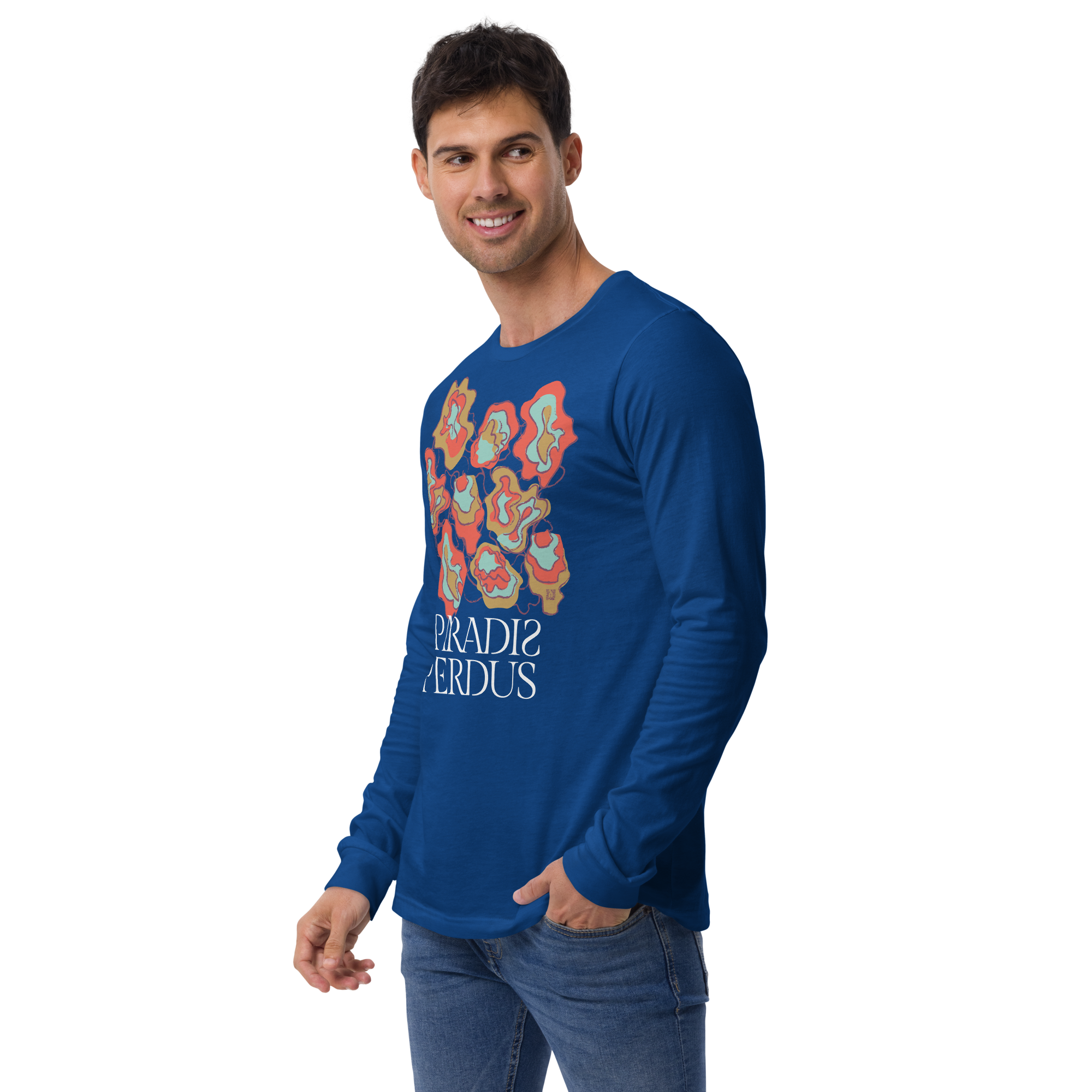 T-shirt manches longues en coton bleu outremer imprimé “Sfogliatelle” de Paradis Perdus® 7 Le KRUSH workshop boutique T-shirt manches longues en coton bleu outremer imprimé “Sfogliatelle” de Paradis Perdus® porté par un homme de profil