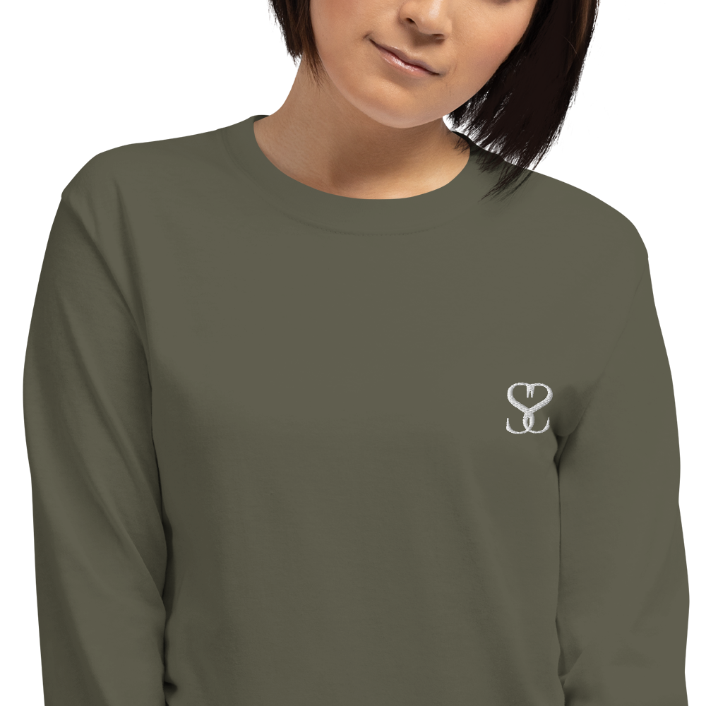 T-shirt manches longues en coton kaki army brodé monogramme blanc de Paradis Perdus® 7 Le KRUSH workshop boutique T-shirt manches longues en coton kaki army brodé du monogramme blanc intense de Paradis Perdus® porté par une femme de devant