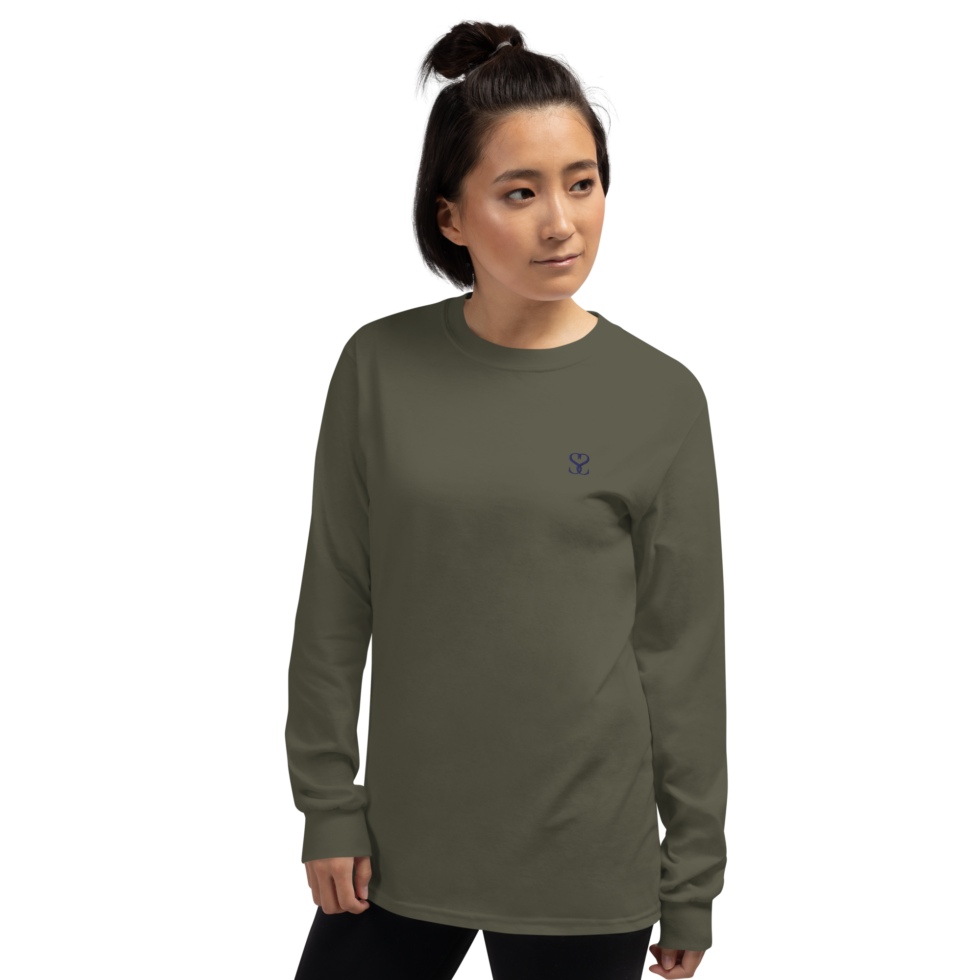 T-shirt manches longues en coton kaki army brodé monogramme bleu de Paradis Perdus® 5 Le KRUSH workshop boutique T-shirt manches longues en coton kaki army brodé du monogramme bleu marine de Paradis Perdus® porté par une femme de devant