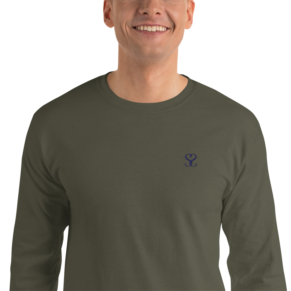 T-shirt manches longues en coton kaki army brodé monogramme bleu de Paradis Perdus® 7 Le KRUSH workshop boutique T-shirt manches longues en coton kaki army brodé du monogramme bleu marine de Paradis Perdus® porté par un homme de profil