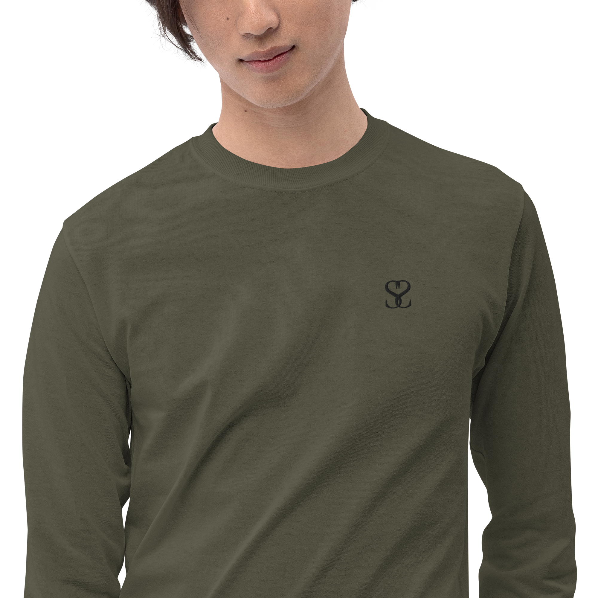 T-shirt manches longues en coton kaki army brodé monogramme noir de Paradis Perdus® 7 Le KRUSH workshop boutique T-shirt manches longues en coton kaki army brodé du monogramme noir profond de Paradis Perdus® porté par un homme de devant