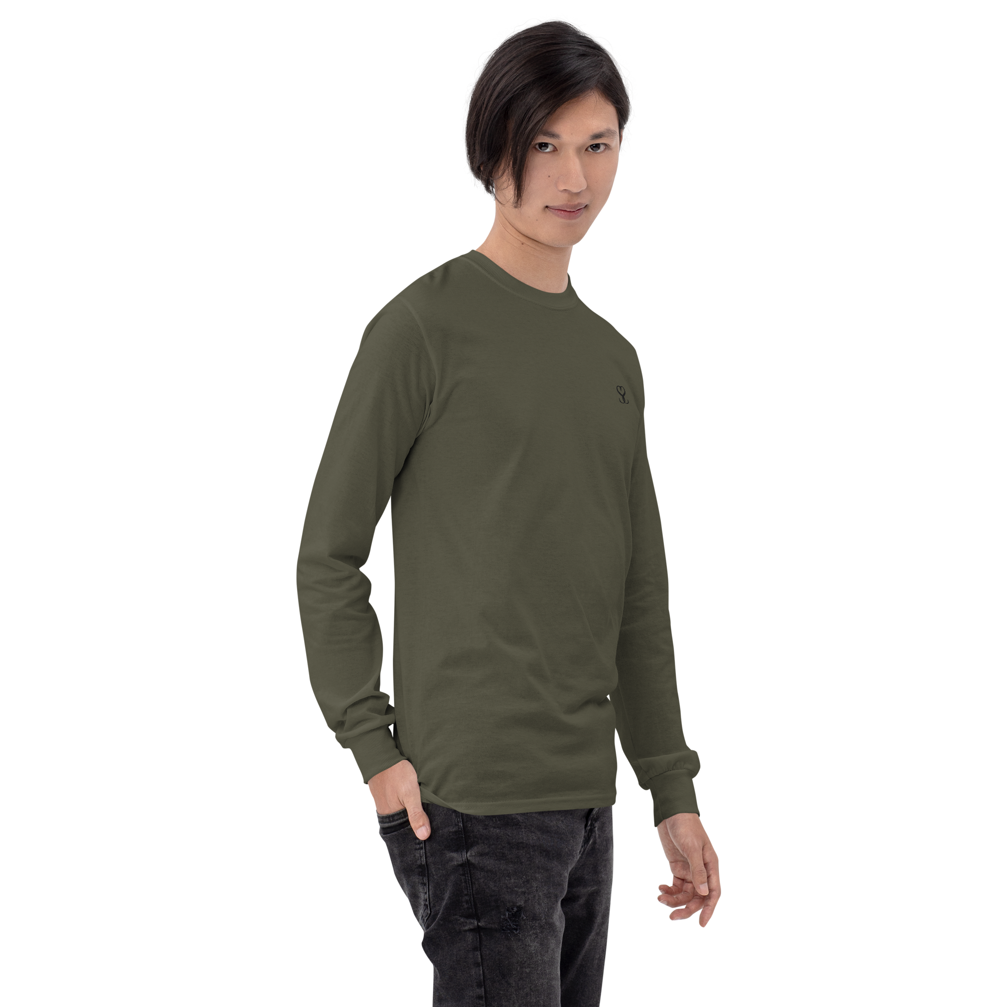 T-shirt manches longues en coton kaki army brodé monogramme noir de Paradis Perdus® 5 Le KRUSH workshop boutique T-shirt manches longues en coton kaki army brodé du monogramme noir profond de Paradis Perdus® porté par un homme de profil