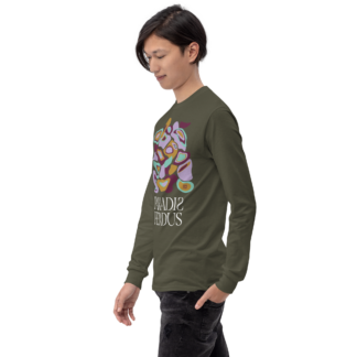 T-shirt manches longues en coton kaki army imprimé “Panscro” de Paradis Perdus® porté par un homme de profil
