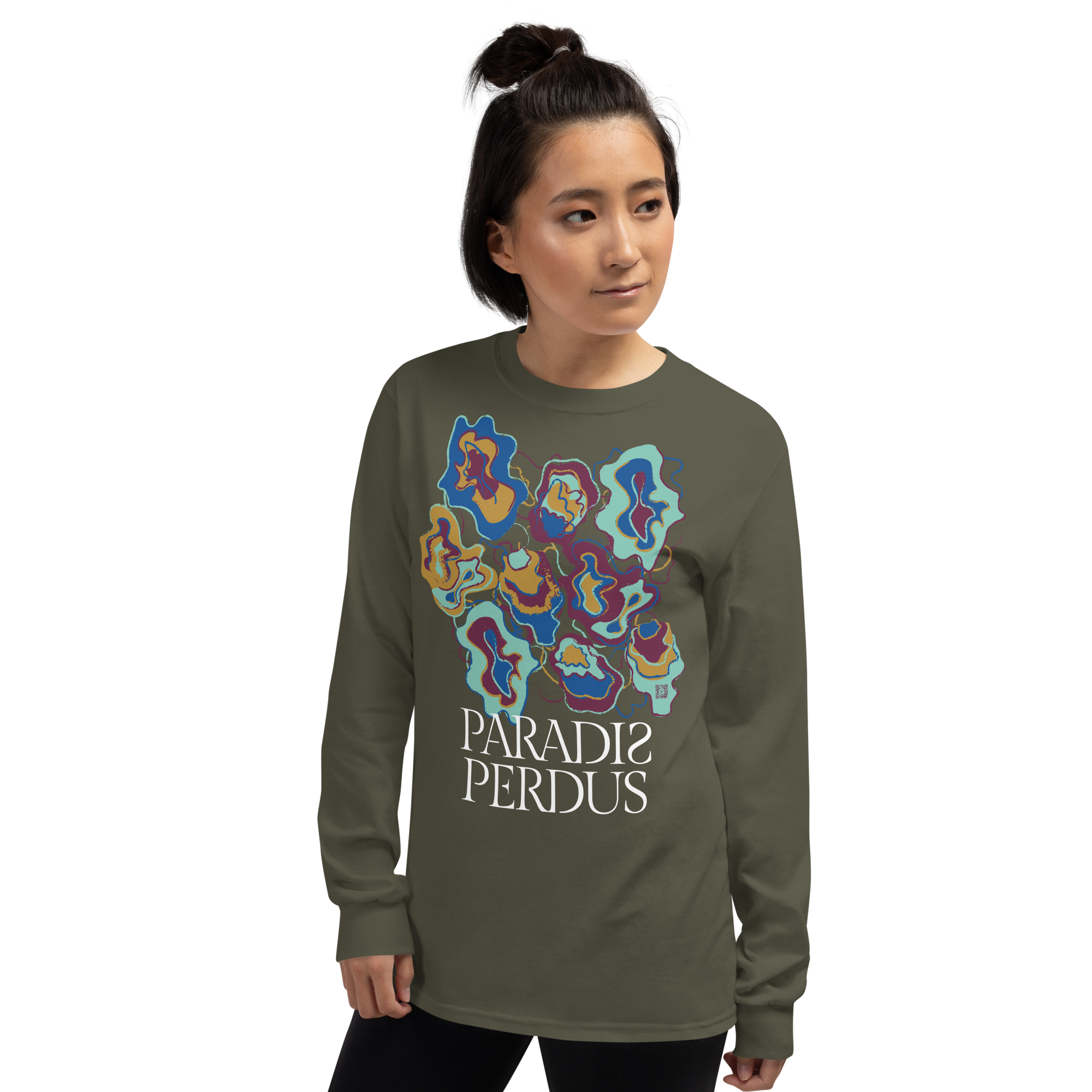 T-shirt manches longues en coton kaki army imprimé “Sfogliatelle” de Paradis Perdus® 7 Le KRUSH workshop boutique T-shirt manches longues en coton kaki army imprimé “Sfogliatelle” de Paradis Perdus® porté par une femme de face