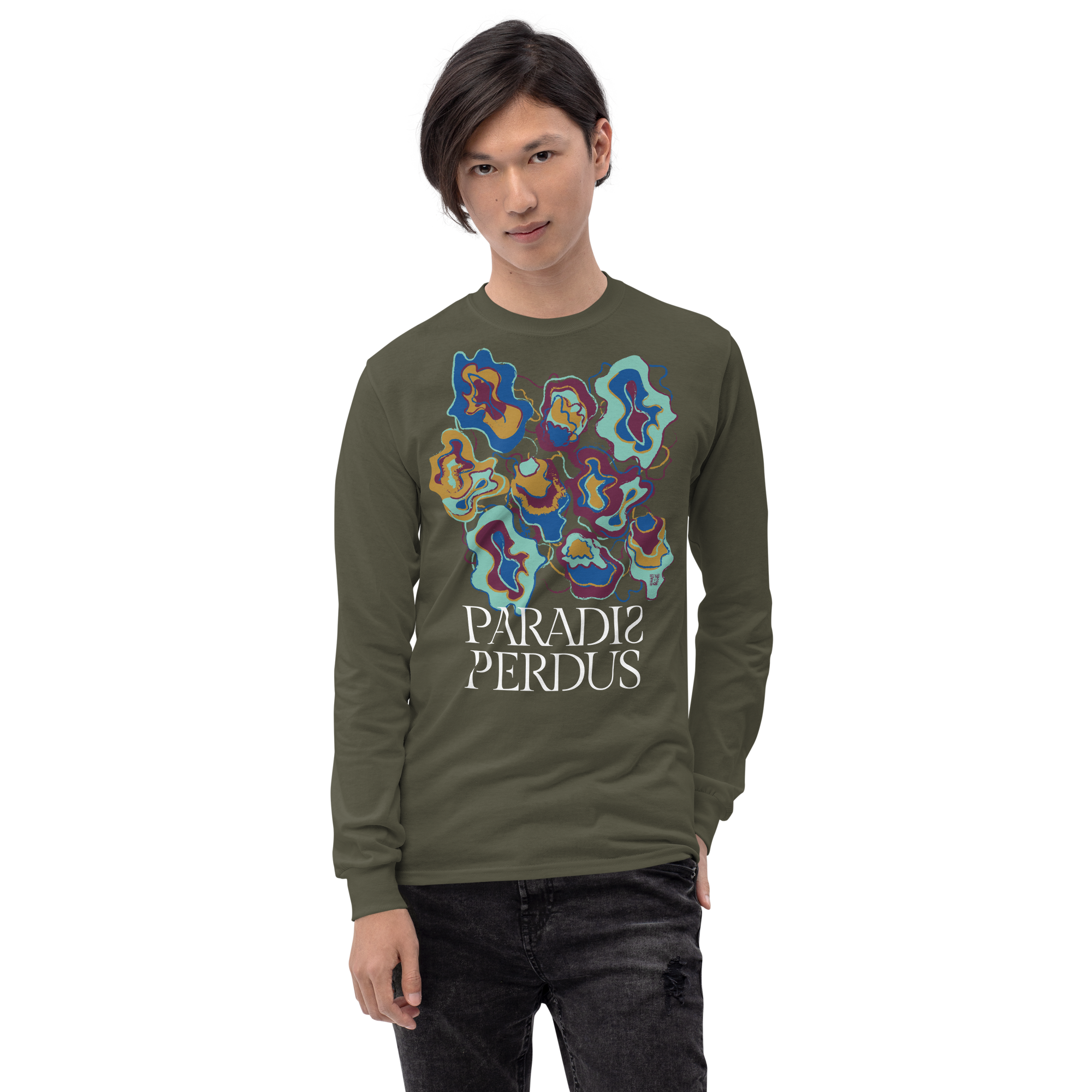 T-shirt manches longues en coton kaki army imprimé “Sfogliatelle” de Paradis Perdus® 5 Le KRUSH workshop boutique T-shirt manches longues en coton kaki army imprimé “Sfogliatelle” de Paradis Perdus® porté par un homme de face