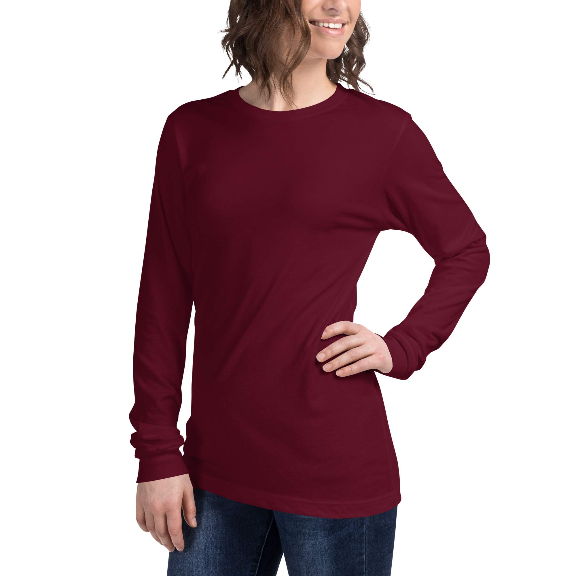 T-shirt manches longues en coton prune violette brodé monogramme blanc de Paradis Perdus® 7 Le KRUSH workshop boutique T-shirt manches longues en coton prune violette brodé du monogramme blanc intense de Paradis Perdus® porté par une femme de face