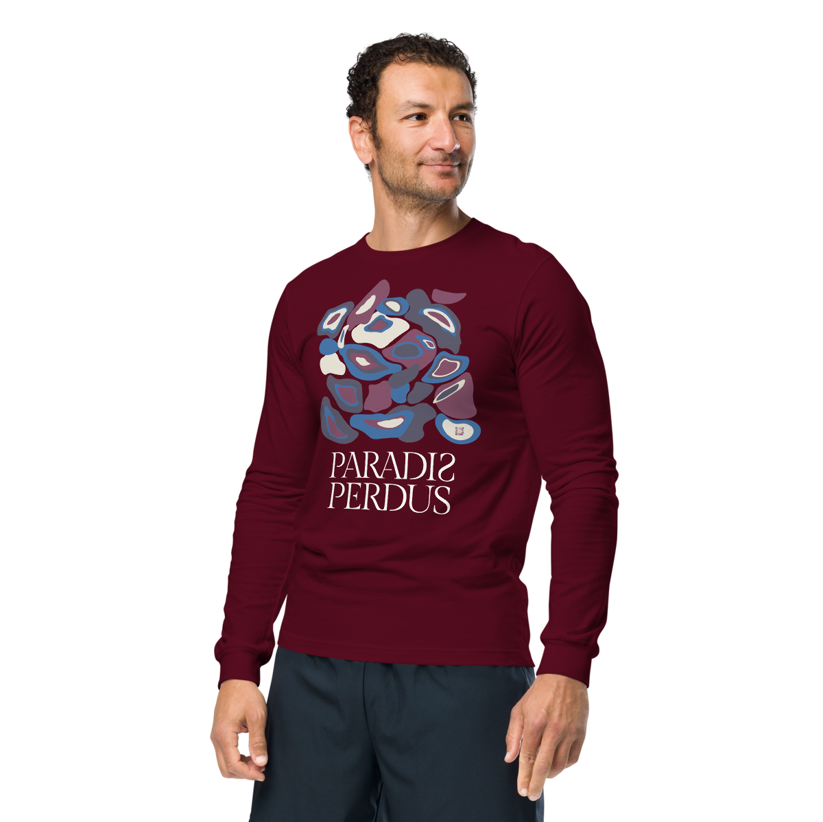 T-shirt manches longues en coton prune violette imprimé “Panscro” de Paradis Perdus® 7 Le KRUSH workshop boutique T-shirt manches longues en coton prune violette imprimé “Panscro” de Paradis Perdus® porté par un homme de face