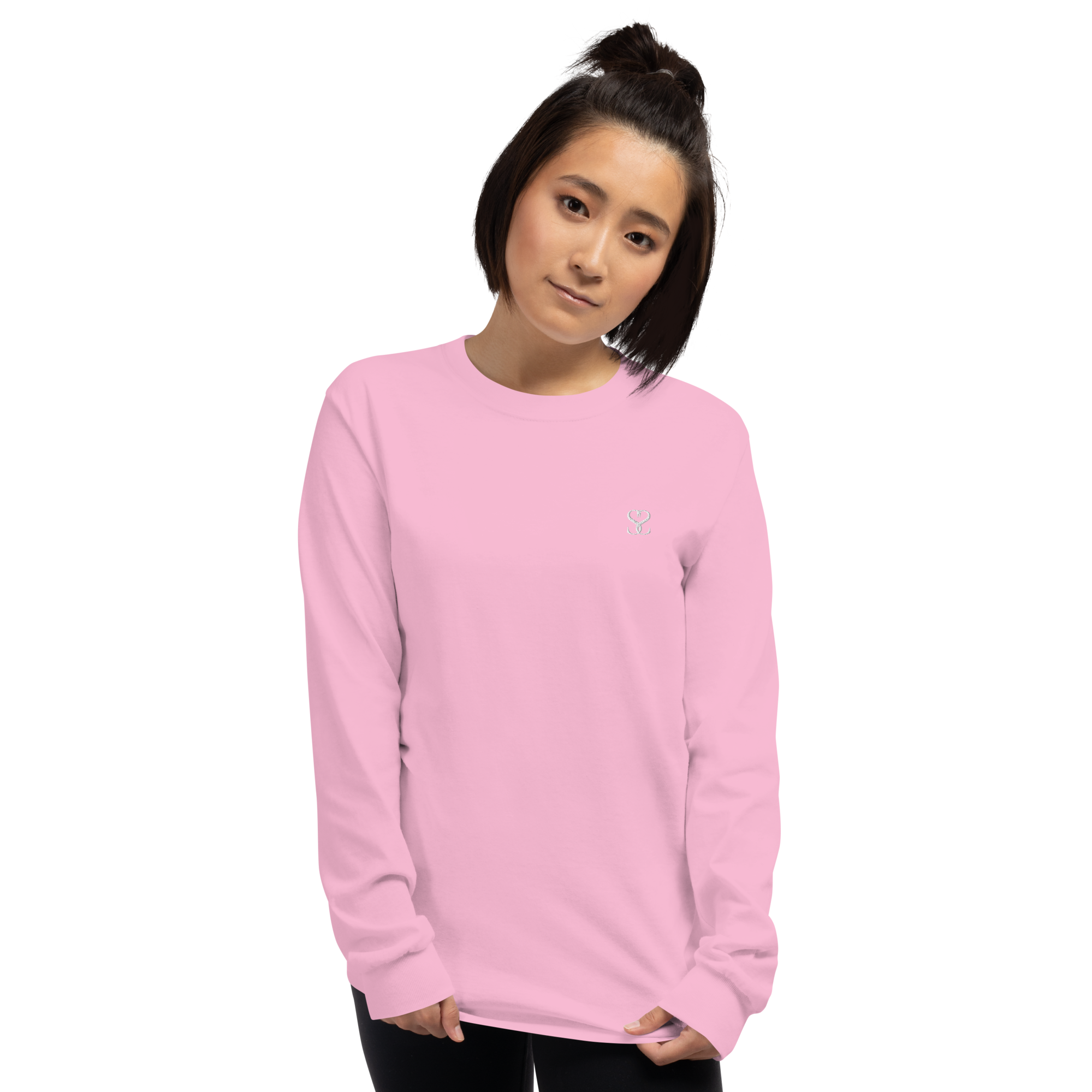 T-shirt manches longues en coton rose bonbon brodé monogramme blanc de Paradis Perdus® 5 Le KRUSH workshop boutique T-shirt manches longues en coton rose bonbon brodé du monogramme blanc intense de Paradis Perdus® porté par une femme de devant