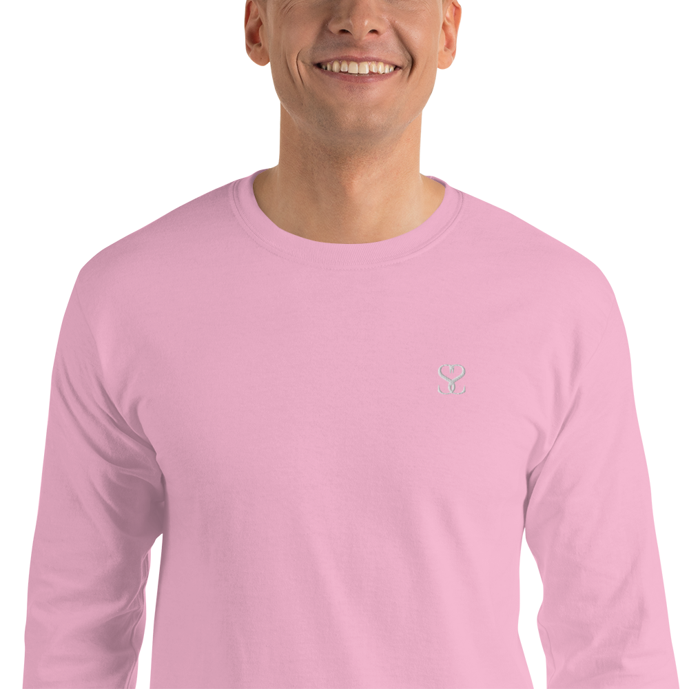 T-shirt manches longues en coton rose bonbon brodé monogramme blanc de Paradis Perdus® 7 Le KRUSH workshop boutique T-shirt manches longues en coton rose bonbon brodé du monogramme blanc intense de Paradis Perdus® porté par un homme de profil