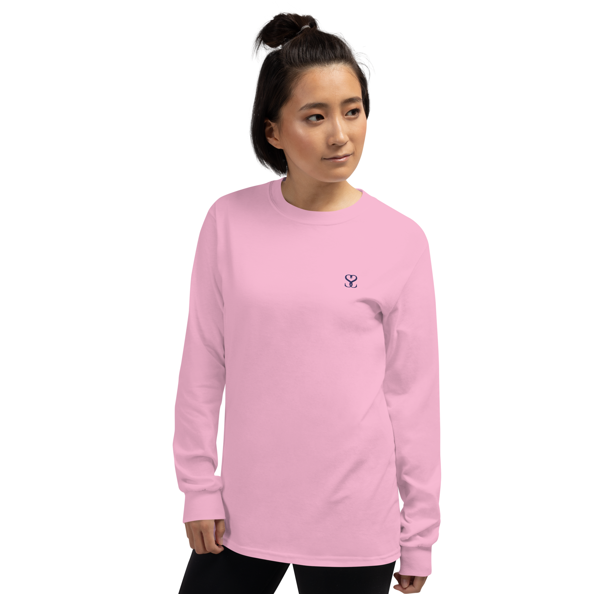 T-shirt manches longues en coton rose bonbon brodé monogramme bleu de Paradis Perdus® 5 Le KRUSH workshop boutique T-shirt manches longues en coton rose bonbon brodé du monogramme bleu marine de Paradis Perdus® porté par une femme de devant